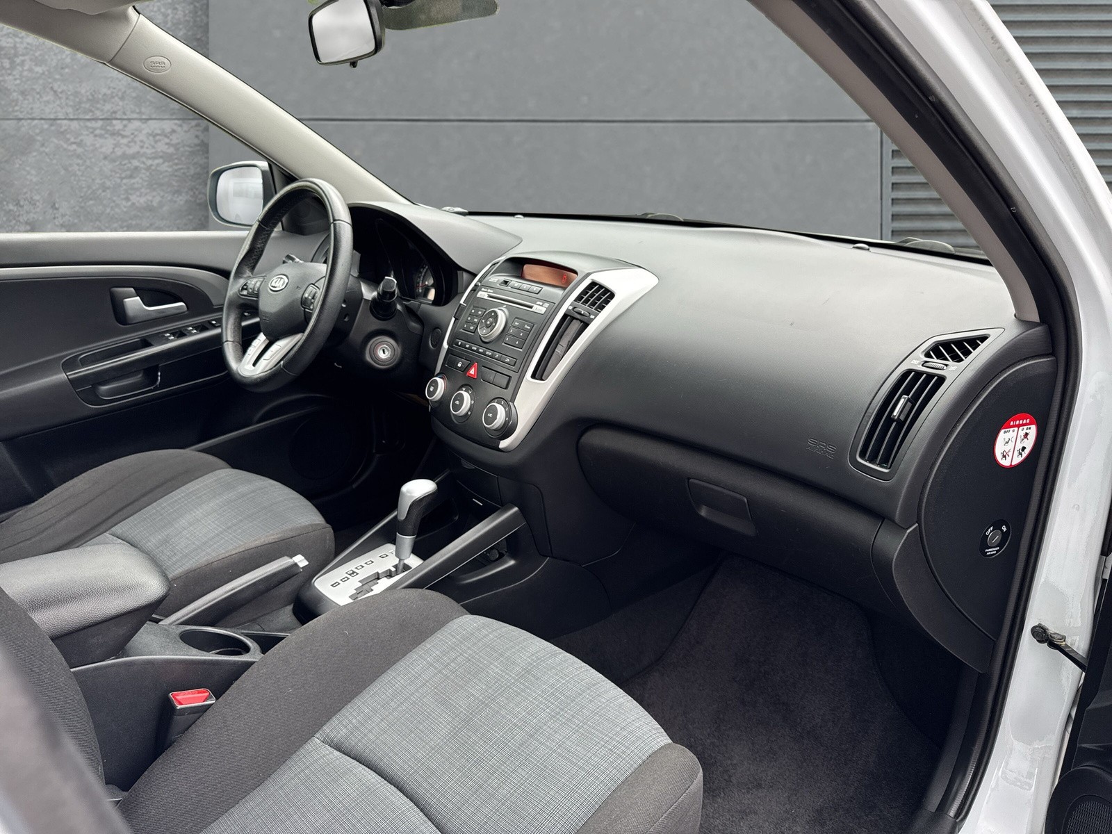 KIA Cee'd 1.6 16V Trend Automatic-image-12