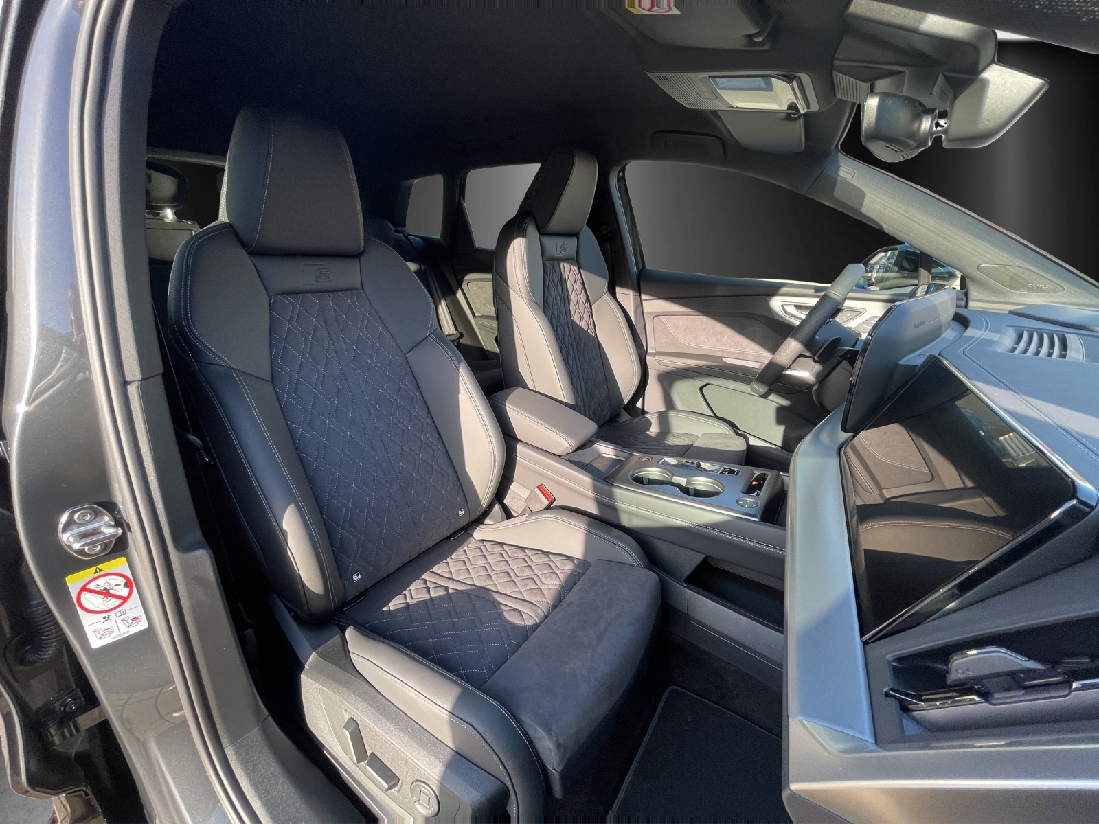 AUDI Q4 e-tron SUV quattro performance Swiss Ski-image-8