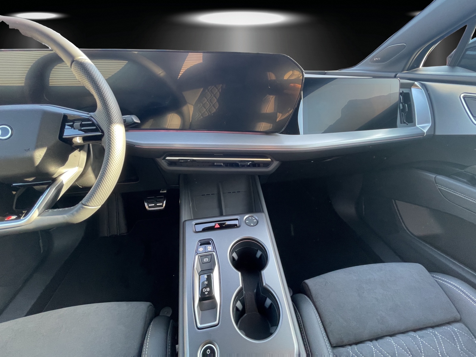 AUDI Q4 e-tron SUV quattro performance Swiss Ski-image-11