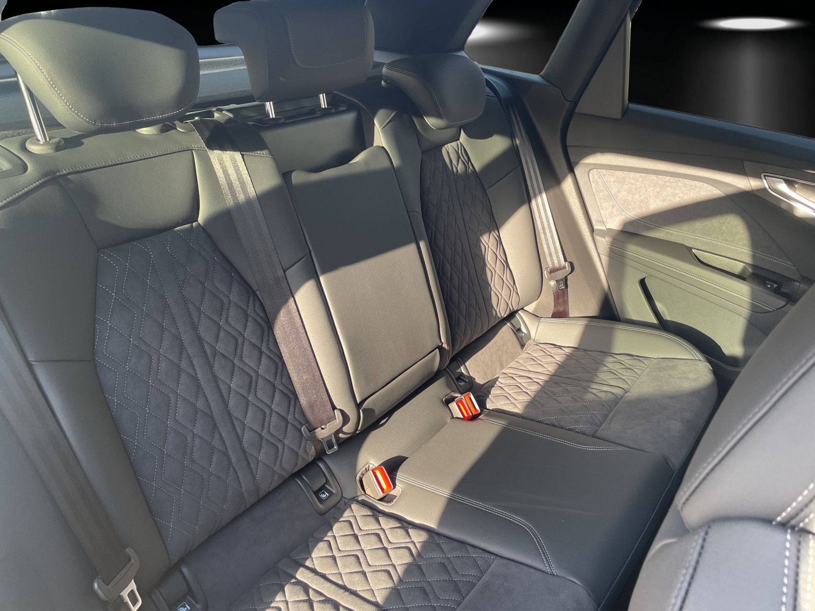 AUDI Q4 e-tron SUV quattro performance Swiss Ski-image-7