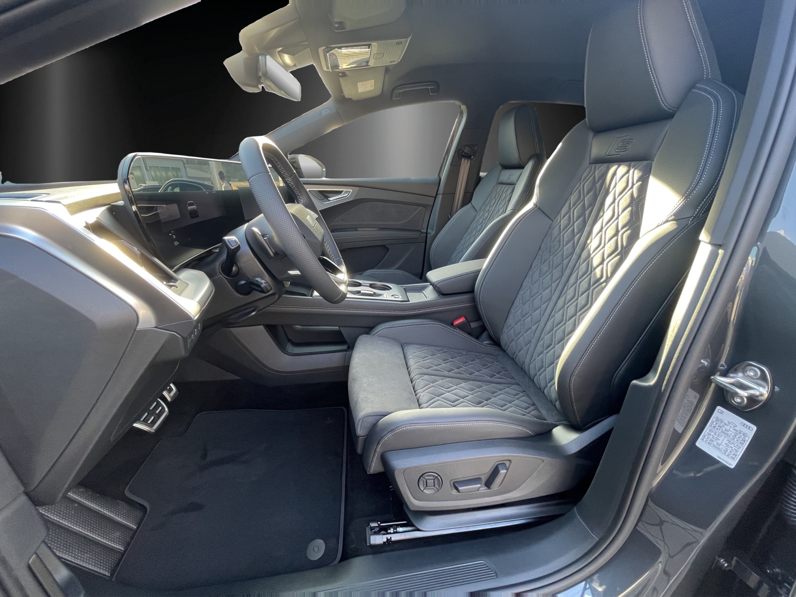 AUDI Q4 e-tron SUV quattro performance Swiss Ski-image-9