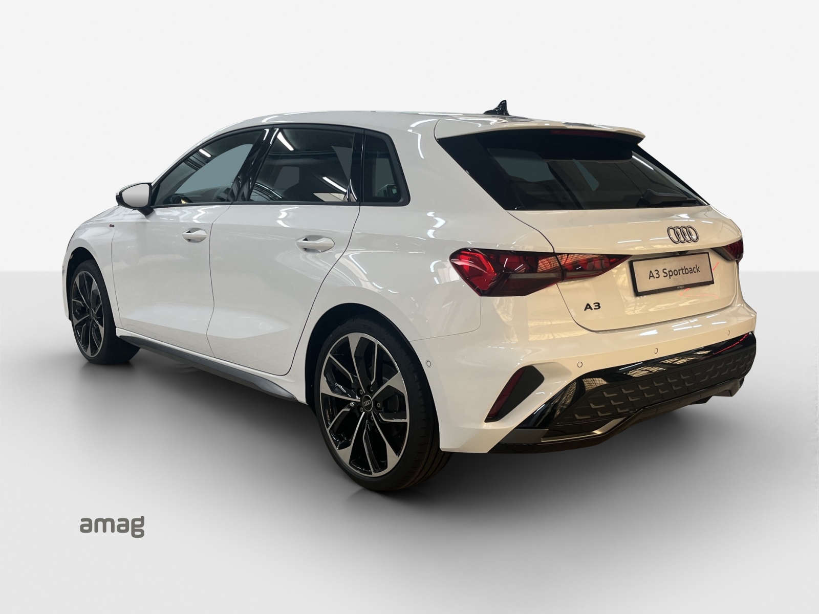 AUDI A3 Sportback TFSI 110 kW S line Attraction S tronic-image-2