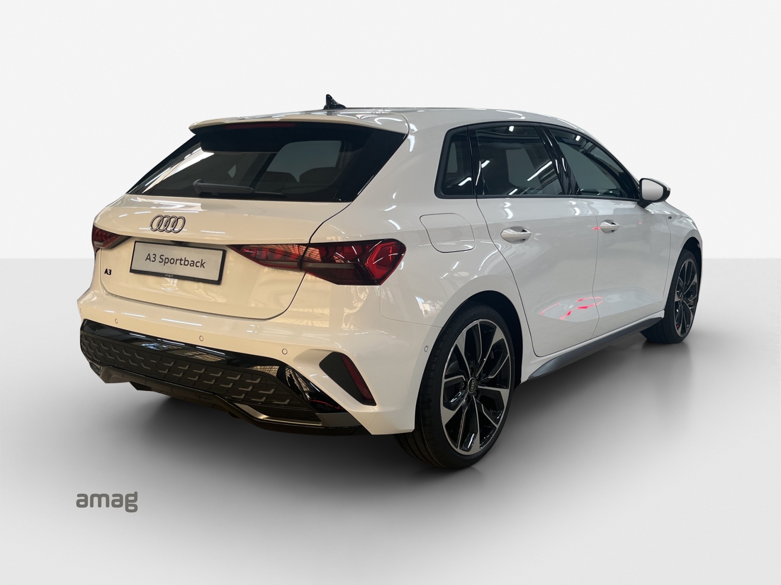 AUDI A3 Sportback TFSI 110 kW S line Attraction S tronic-image-4
