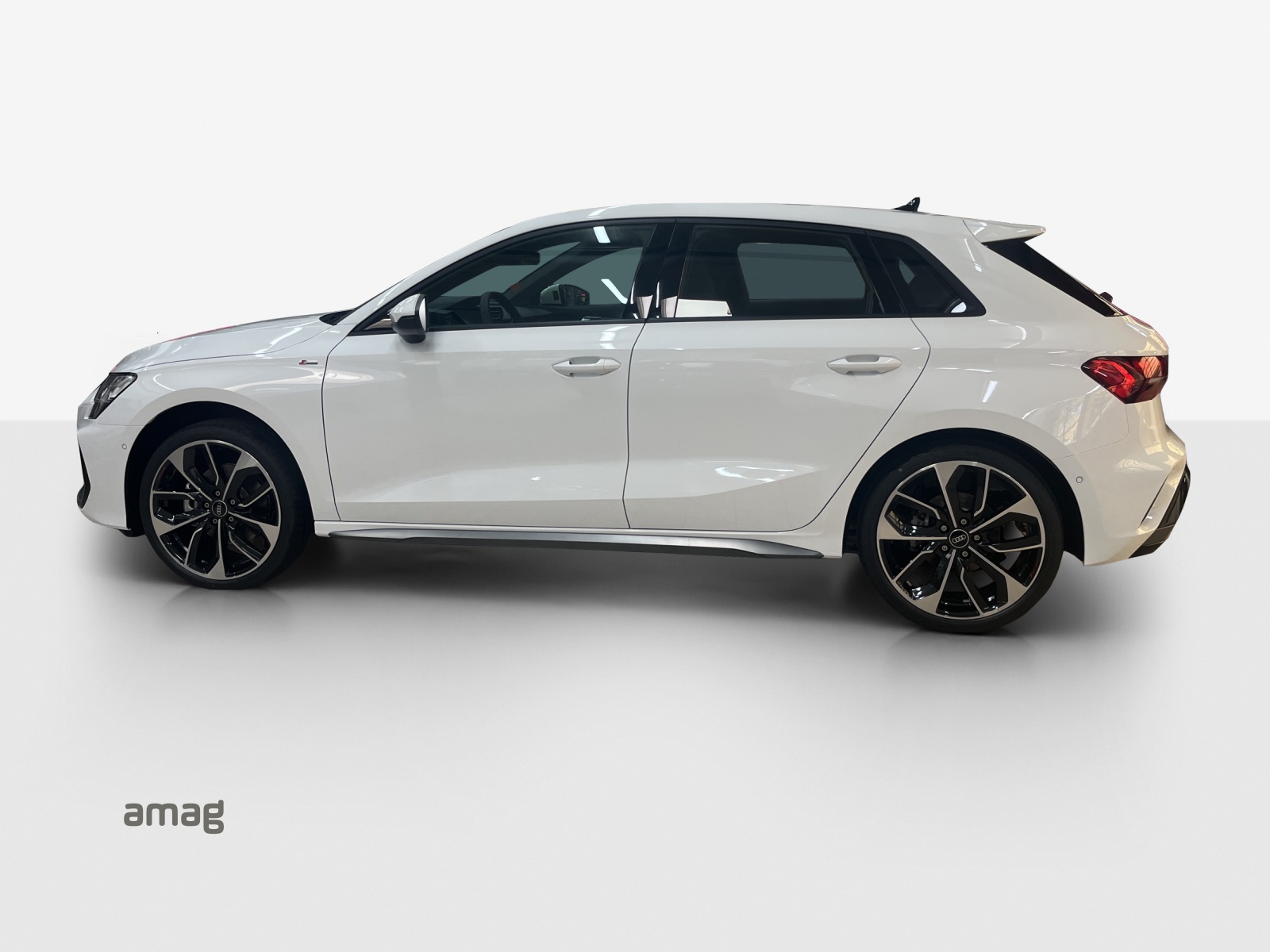 AUDI A3 Sportback TFSI 110 kW S line Attraction S tronic-image-1