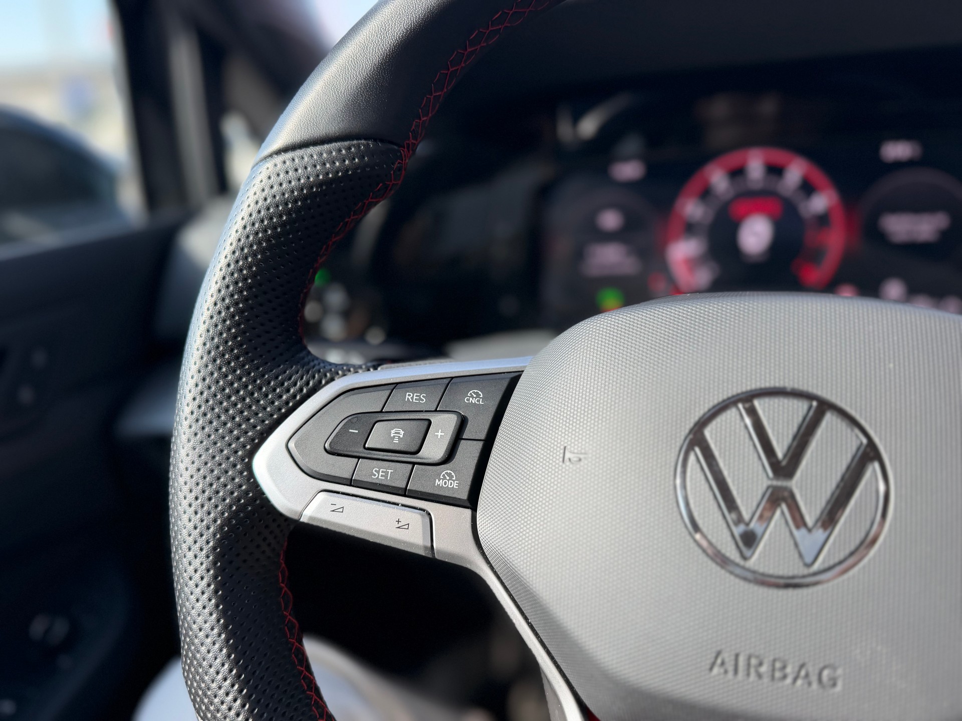 VW Golf 2.0 TSI GTI DSG *CH Fahrzeug*-image-21