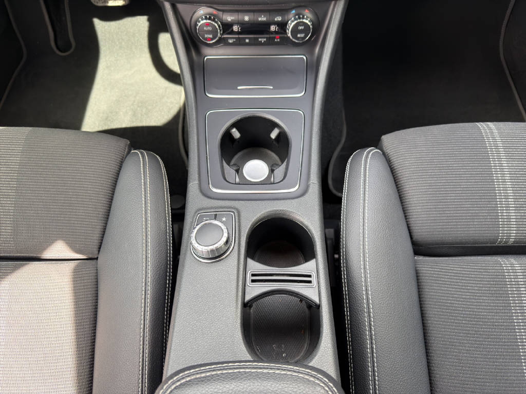 MERCEDES-BENZ GLA 200 Urban-image-12
