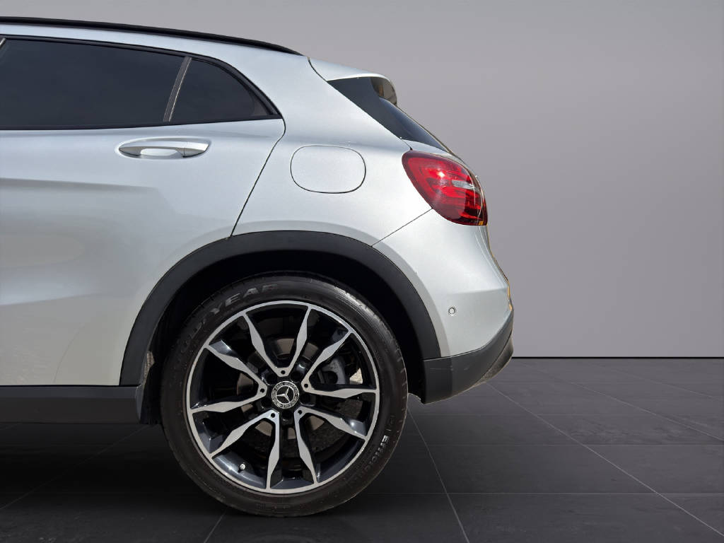 MERCEDES-BENZ GLA 200 Urban-image-18