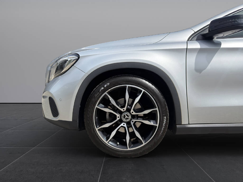 MERCEDES-BENZ GLA 200 Urban-image-17