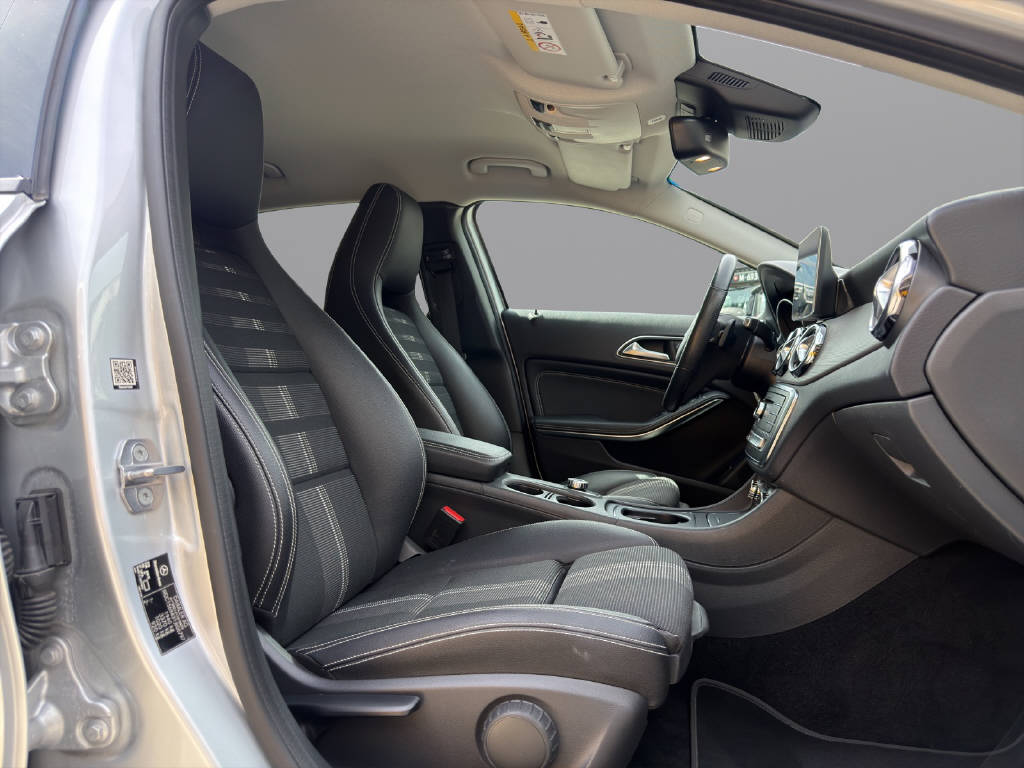 MERCEDES-BENZ GLA 200 Urban-image-16