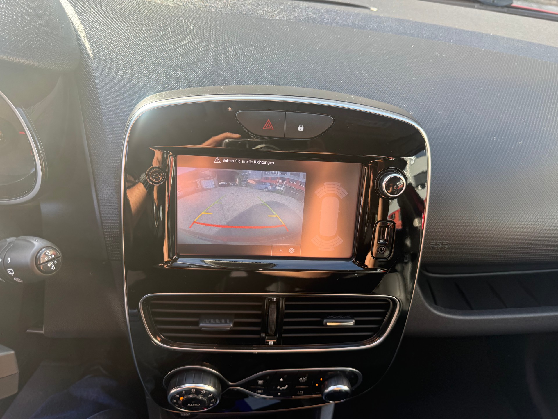 RENAULT Clio 0.9 12V Intens-image-9