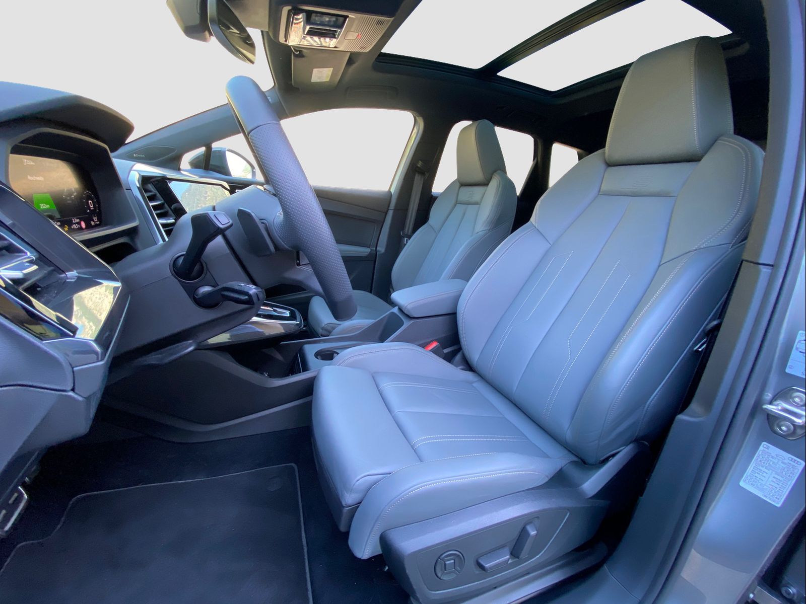AUDI Q4 e-tron 50 quattro-image-4