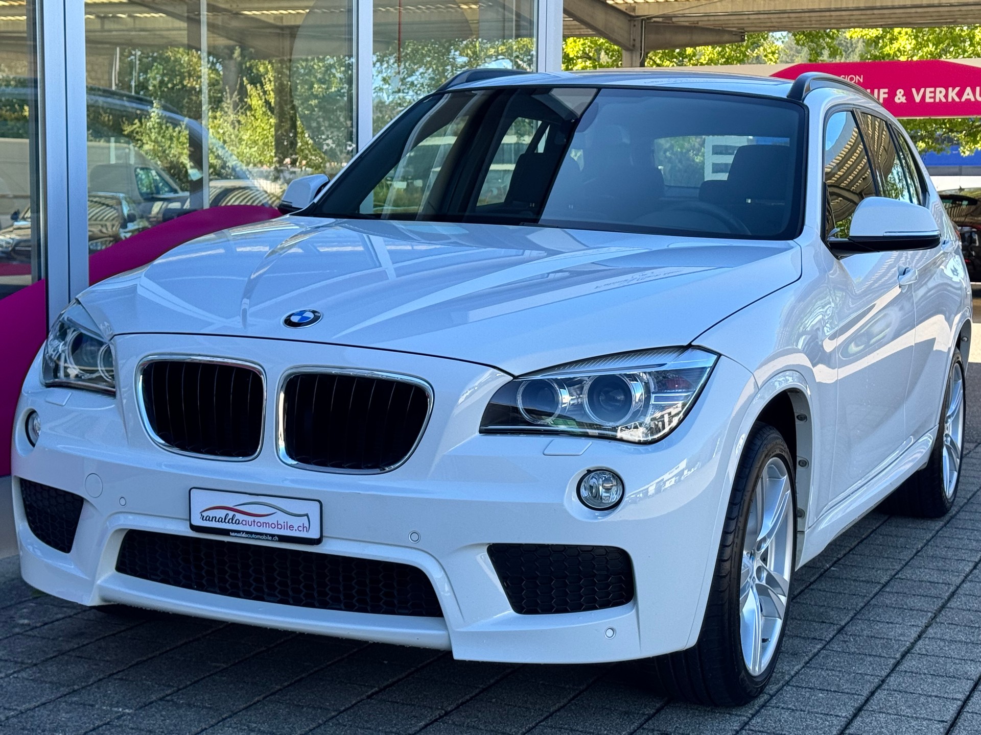 BMW X1 sDrive 18i+M-SPORTPAKET+Navigation+Bluetooth+Xenon+Parksensoren+Servortronic+Tempomat+Alu+Klimaautomatik+-showroom-element-1