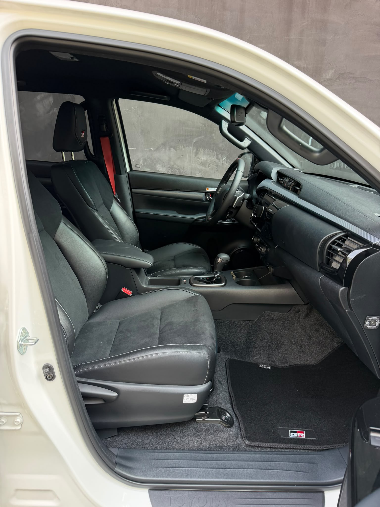 TOYOTA Hilux 2.8d GR Sport II Double Cab 4x4 A-image-10