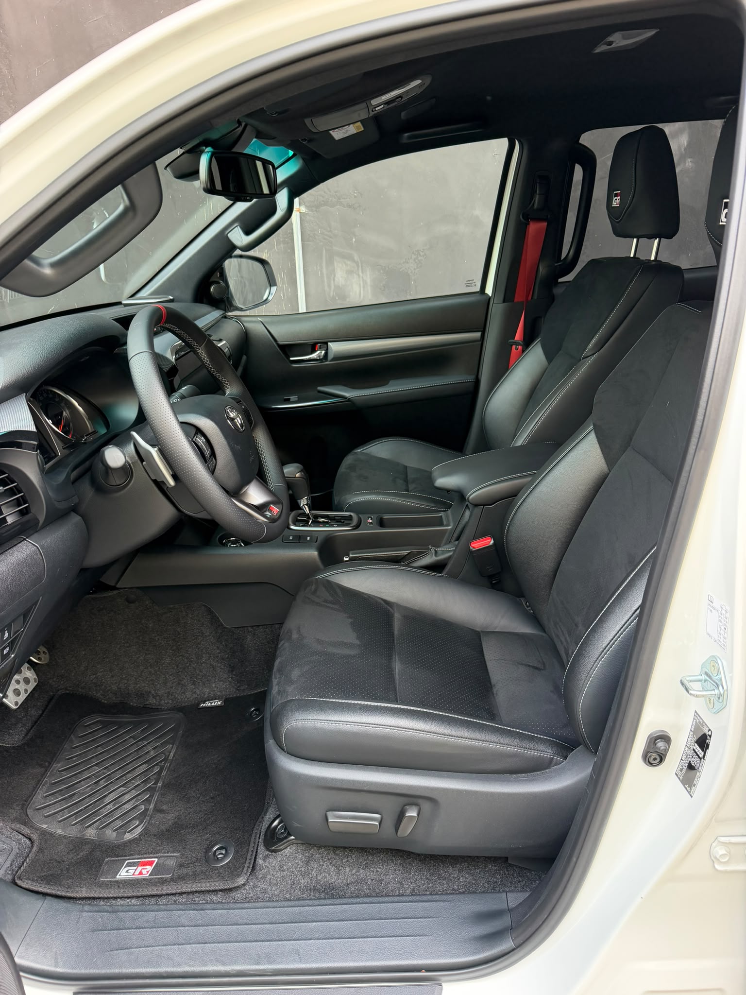 TOYOTA Hilux 2.8d GR Sport II Double Cab 4x4 A-image-9