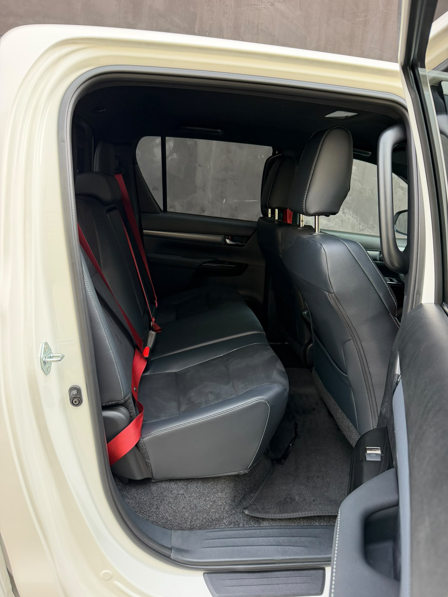 TOYOTA Hilux 2.8d GR Sport II Double Cab 4x4 A-image-11