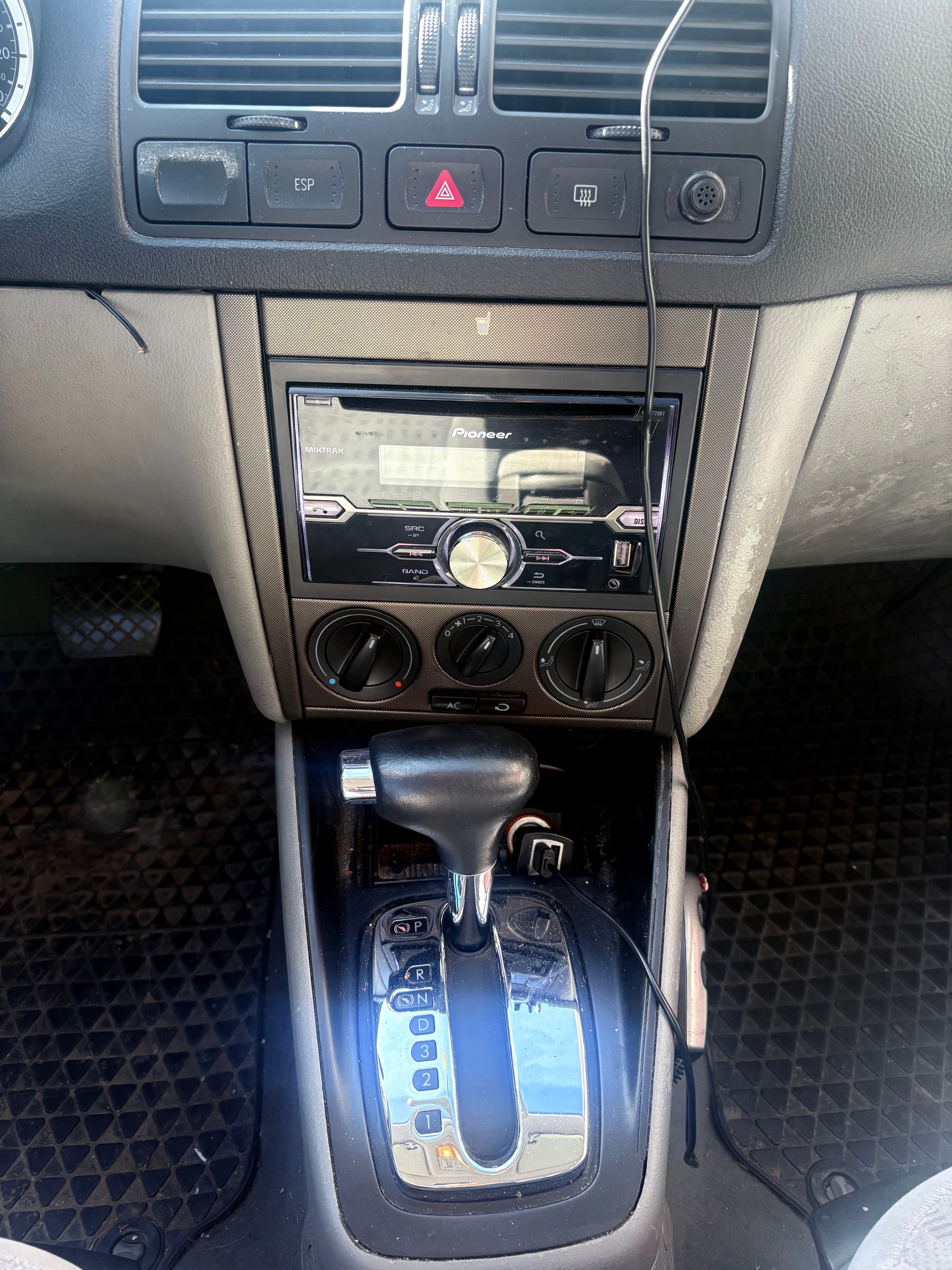 VW Bora 1.6 Comfortline Automatic-image-9