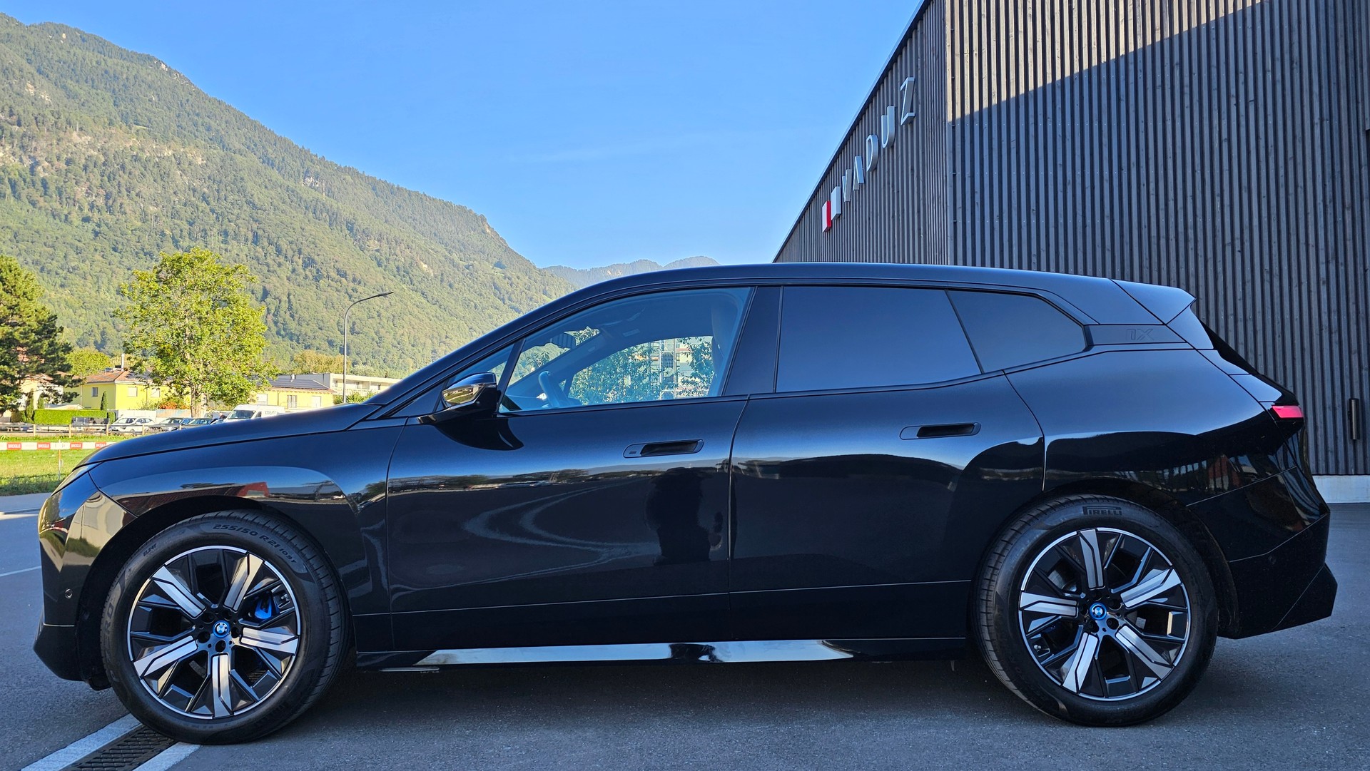 BMW iX xDrive40-image-1