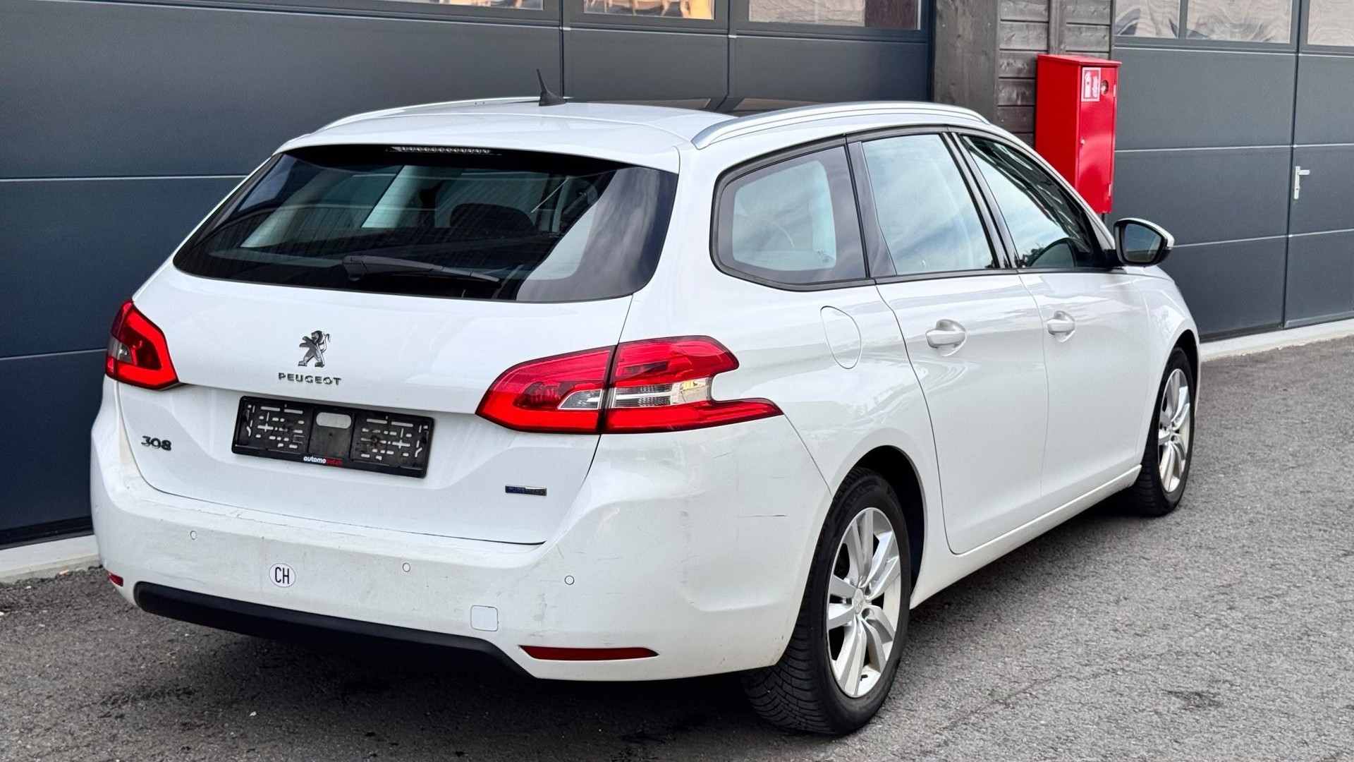 PEUGEOT 1.6 BlueHDi Style-image-2
