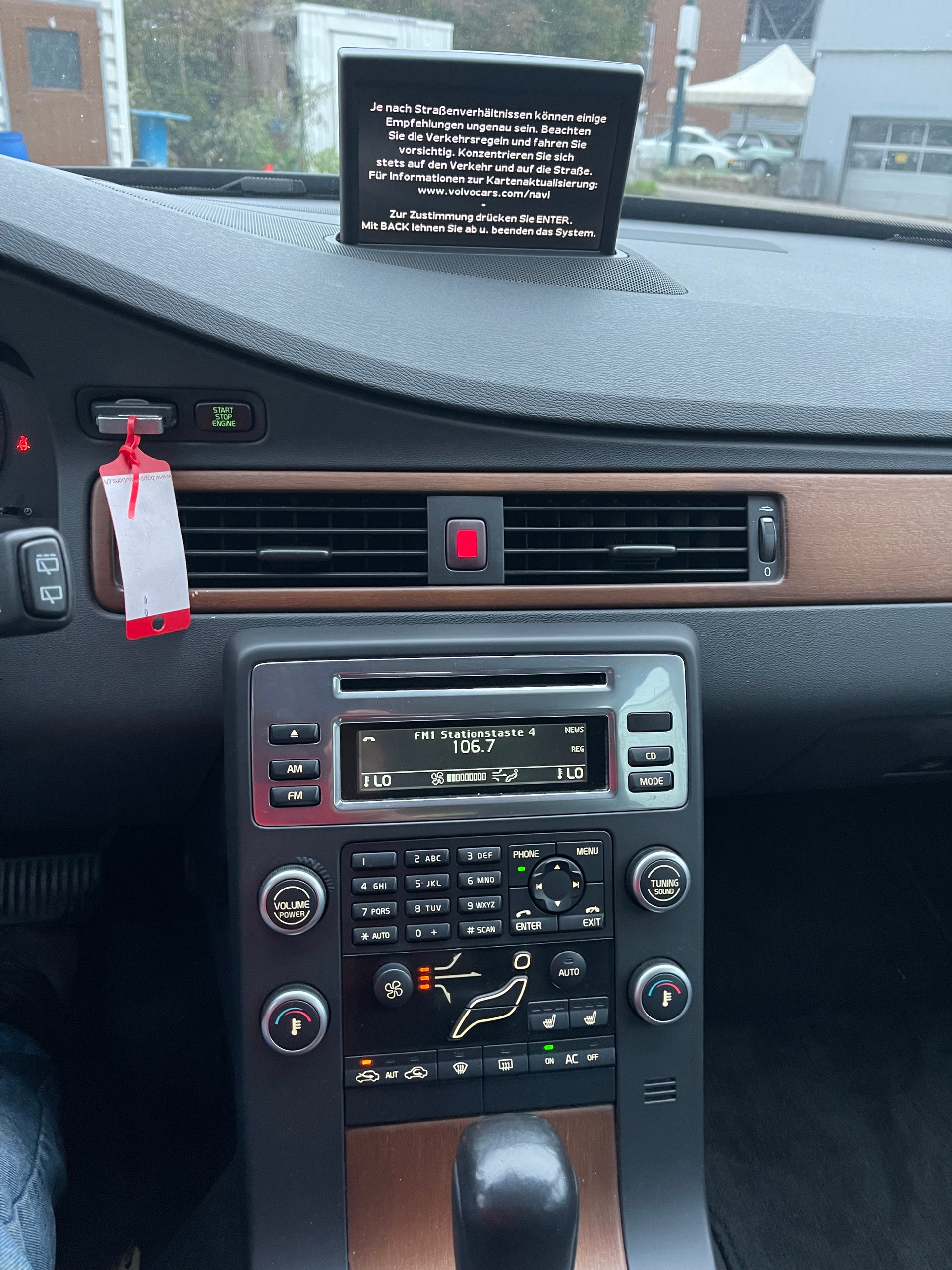 VOLVO V70 3.2 Momentum Geartronic-image-12