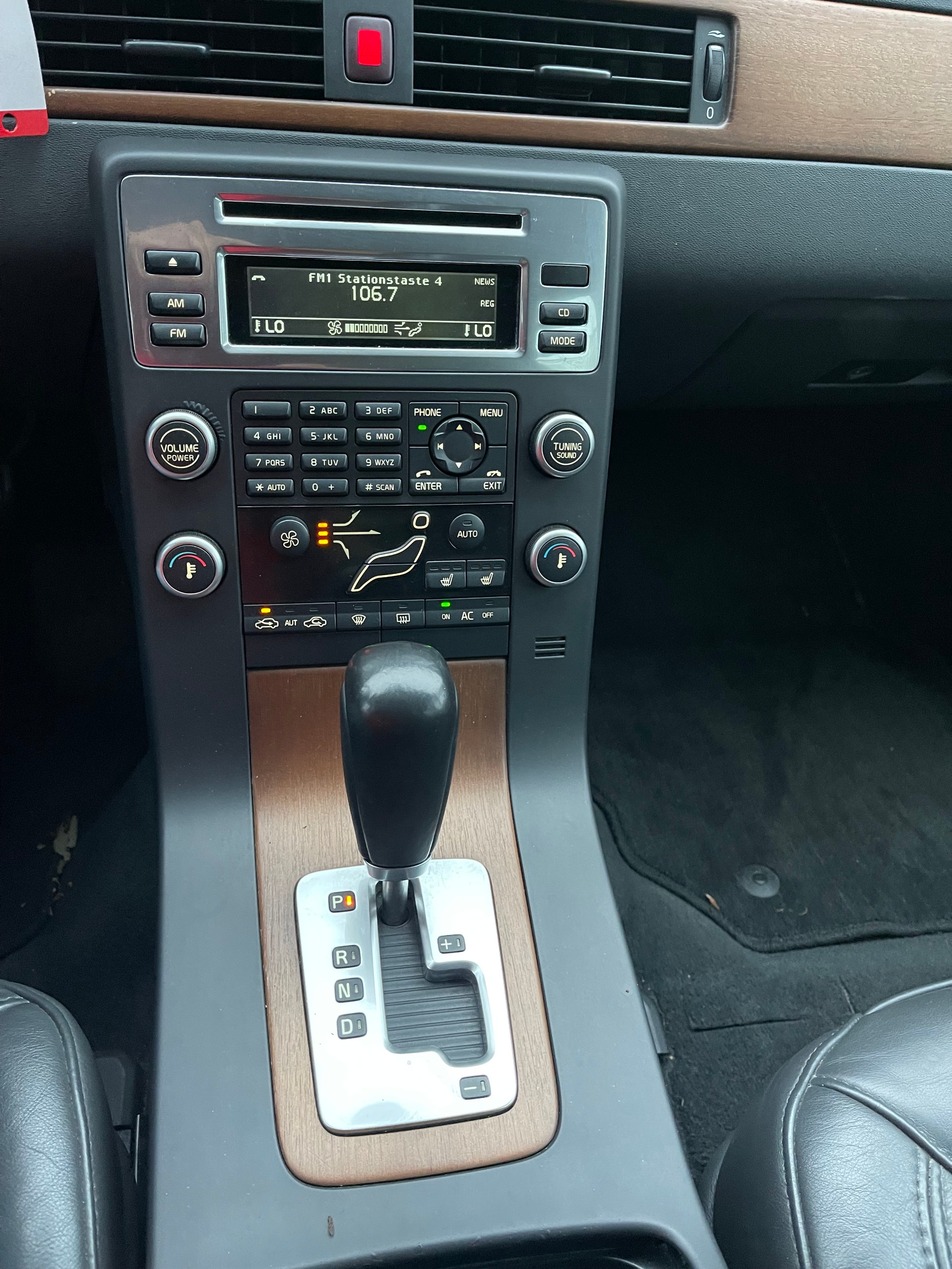 VOLVO V70 3.2 Momentum Geartronic-image-13