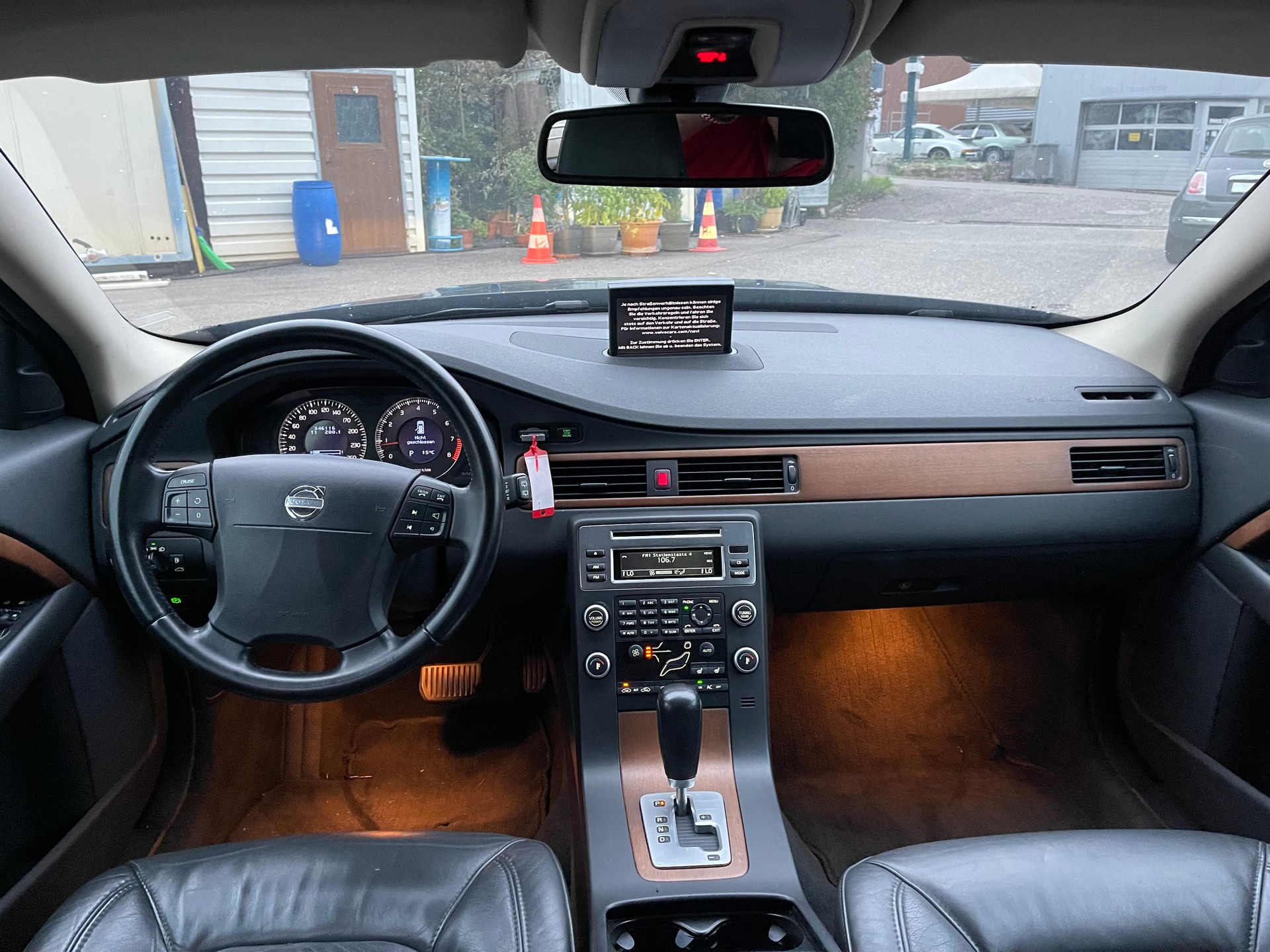 VOLVO V70 3.2 Momentum Geartronic-image-8