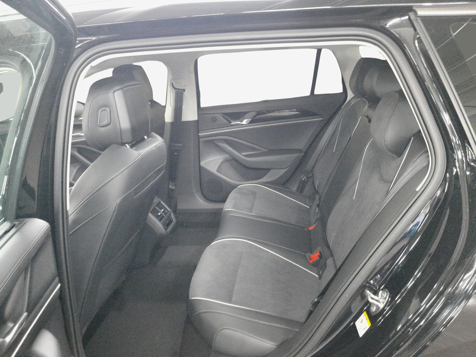 VW Passat Variant 1.5 TSI evo2 Plug-In- Hybrid Elegance DSG-image-11