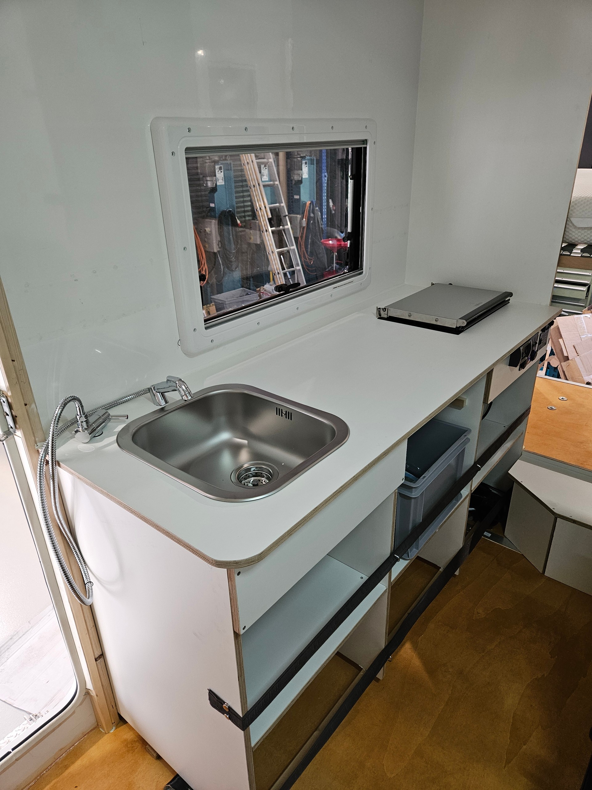 MERCEDES-BENZ 516 4x4 Funktionales Familien Abenteuermobil, ohne Gasinstallation-image-13