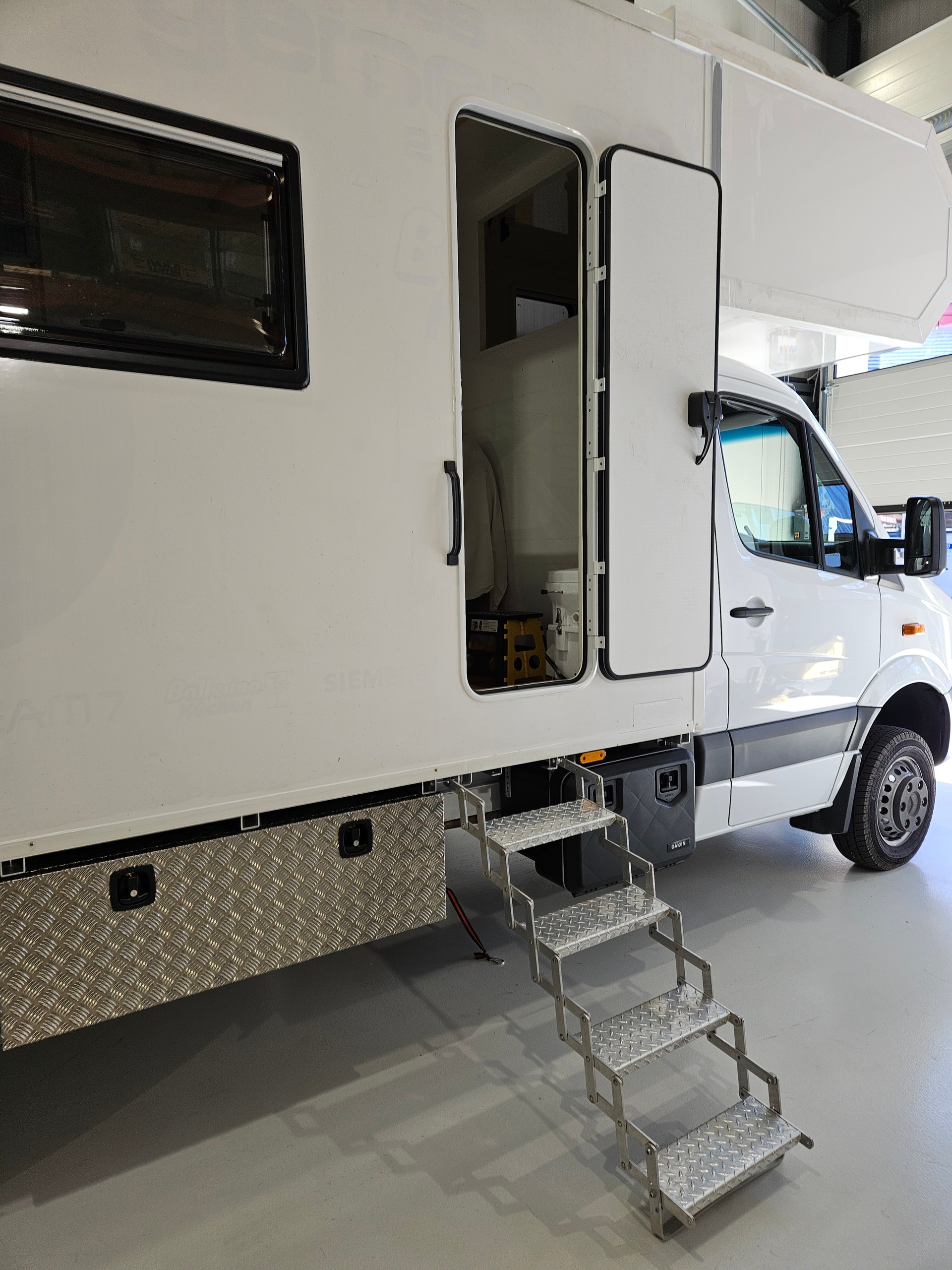 MERCEDES-BENZ 516 4x4 Funktionales Familien Abenteuermobil, ohne Gasinstallation-image-11