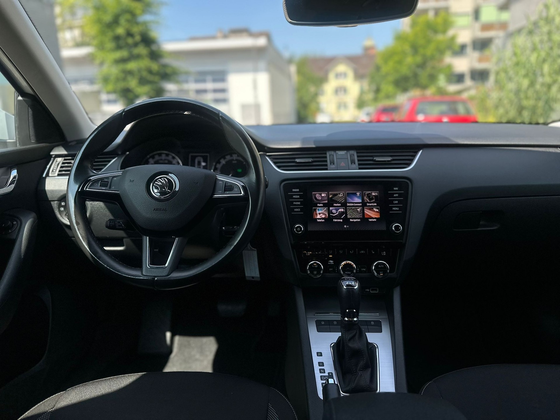 SKODA Octavia Combi 2.0 TDI Ambition 4x4 DSG-image-13
