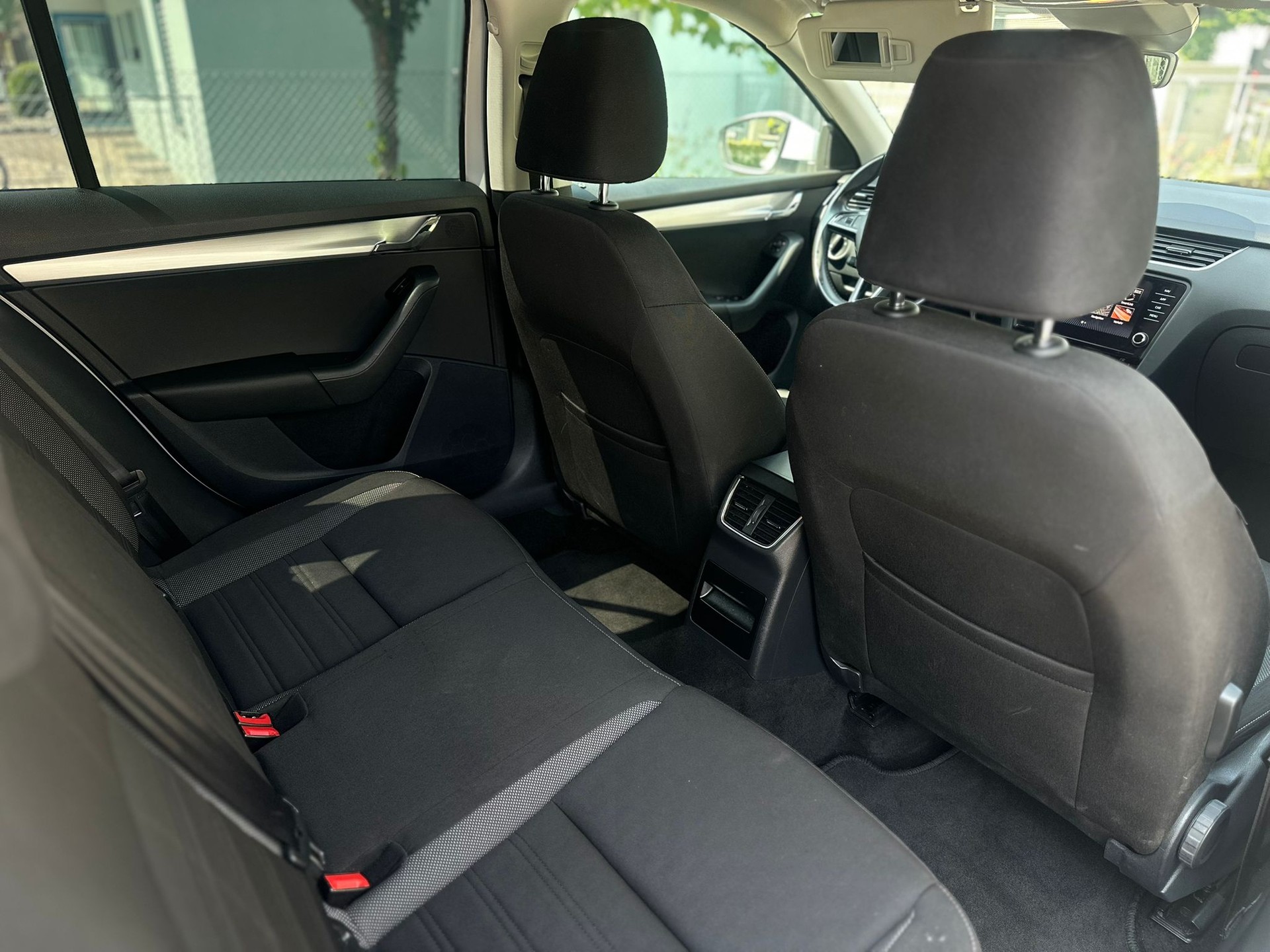 SKODA Octavia Combi 2.0 TDI Ambition 4x4 DSG-image-11