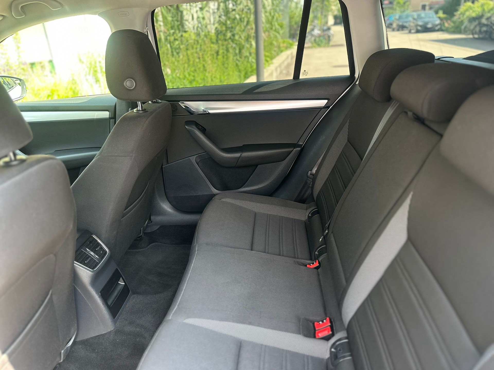 SKODA Octavia Combi 2.0 TDI Ambition 4x4 DSG-image-10