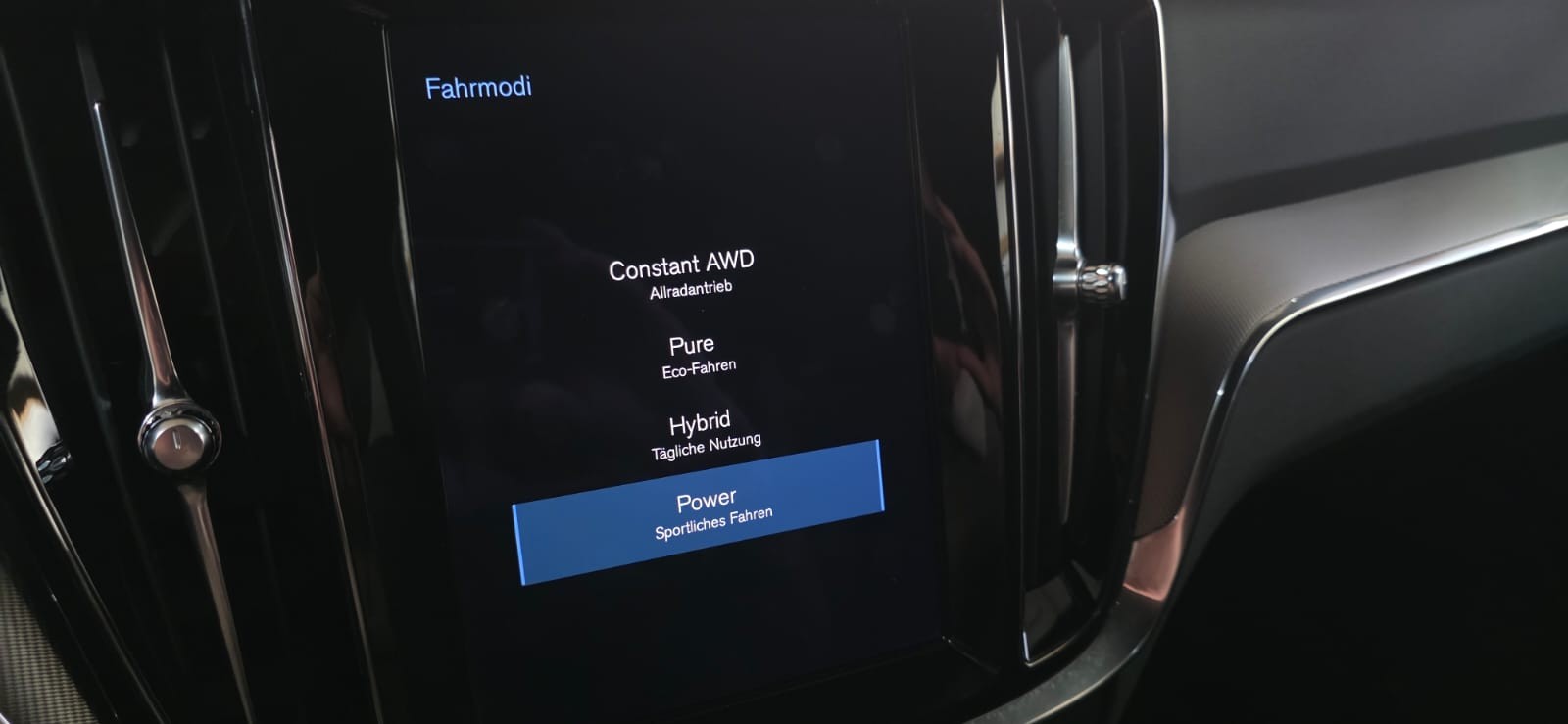 VOLVO V60 T8 eAWD Plug in Hybrid Plus Dark Geartronic MIT *AHK* *MFK:16.09.25*-image-23