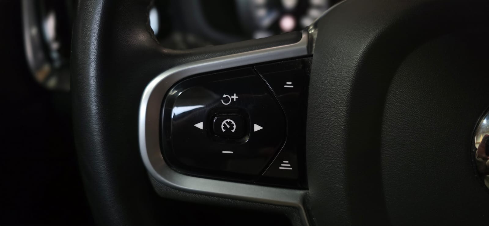 VOLVO V60 T8 eAWD Plug in Hybrid Plus Dark Geartronic MIT *AHK* *MFK:16.09.25*-image-16
