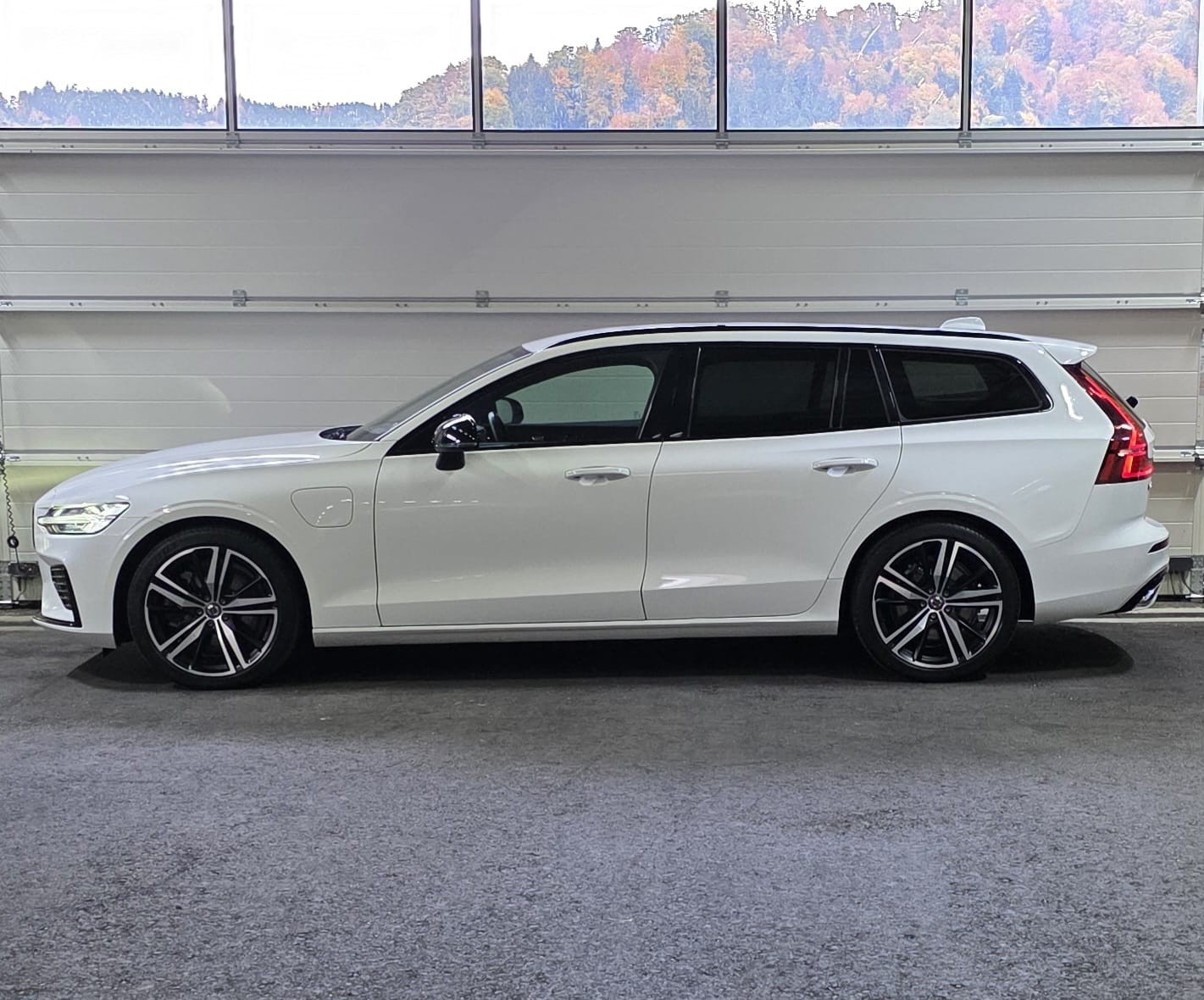 VOLVO V60 T8 eAWD Plug in Hybrid Plus Dark Geartronic MIT *AHK* *MFK:16.09.25*-image-1