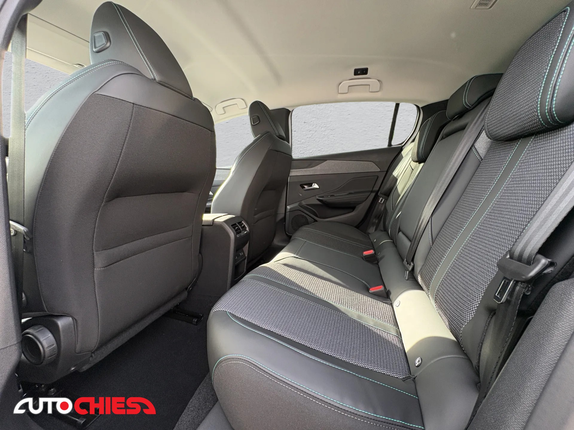 PEUGEOT 308 1.2 Hybrid Allure-image-8