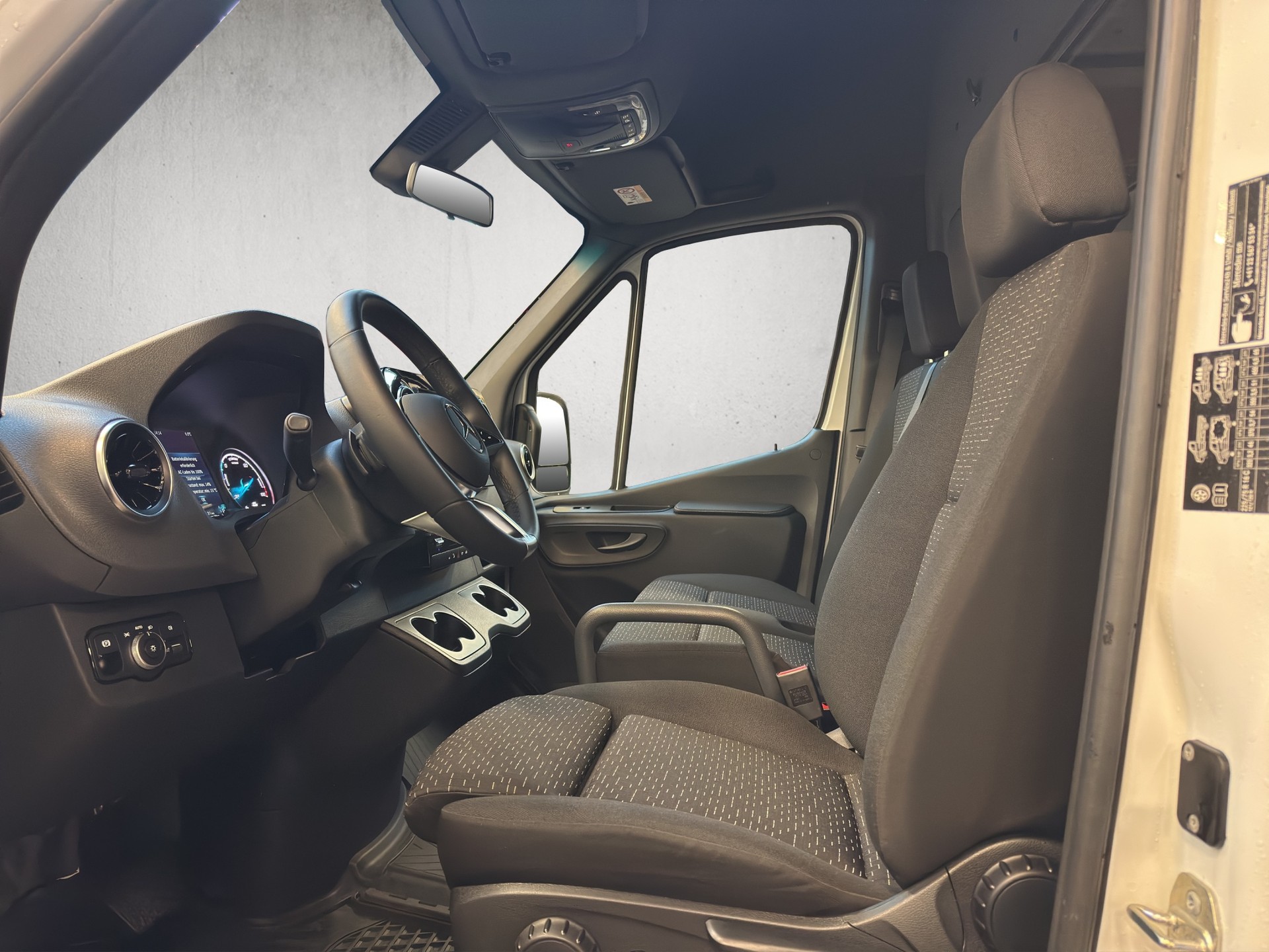 MERCEDES-BENZ eSprinter 320 81kWh Standard Hoch Pro-image-9
