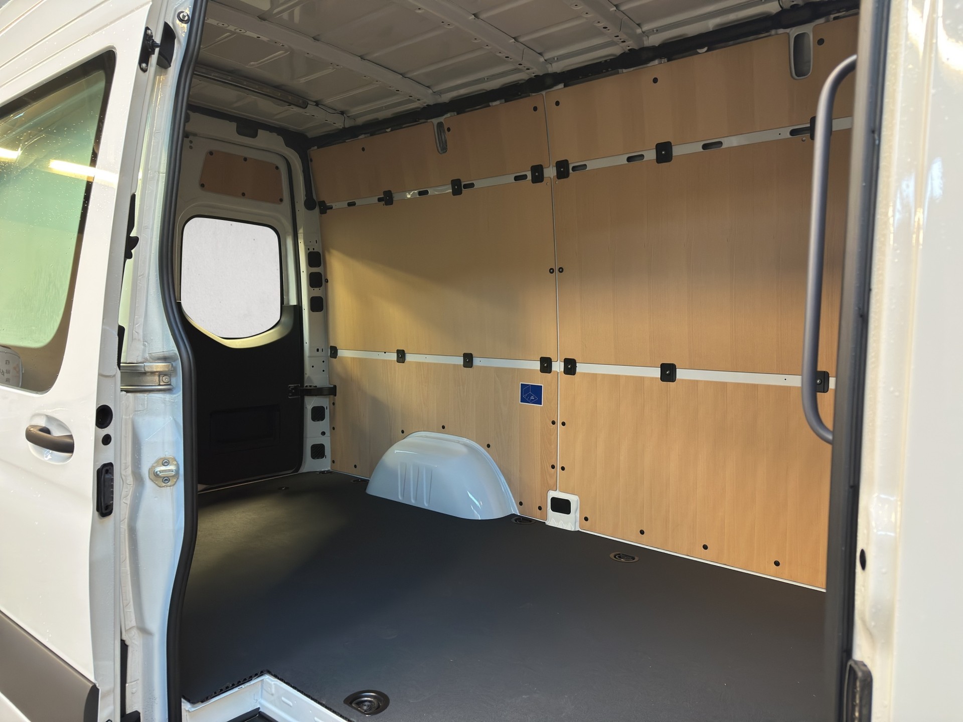 MERCEDES-BENZ eSprinter 320 81kWh Standard Hoch Pro-image-7