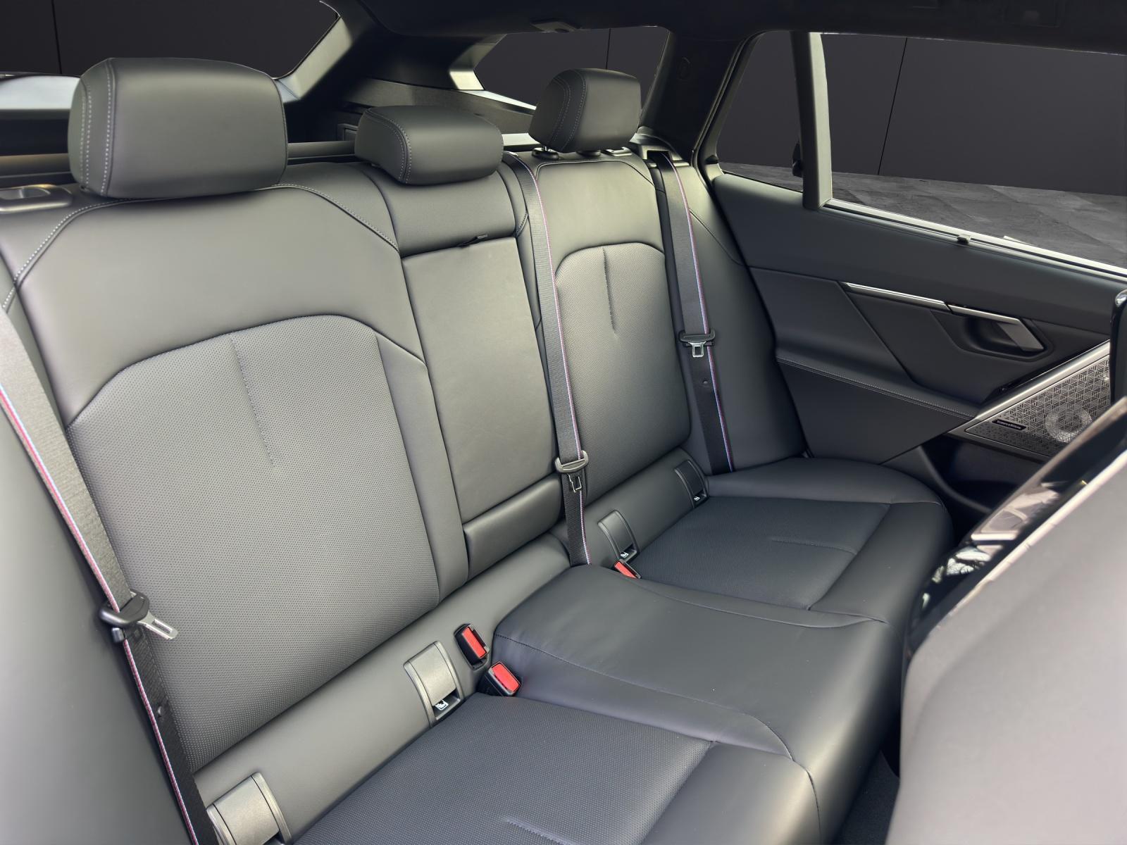BMW M5 xDrive Touring-image-12