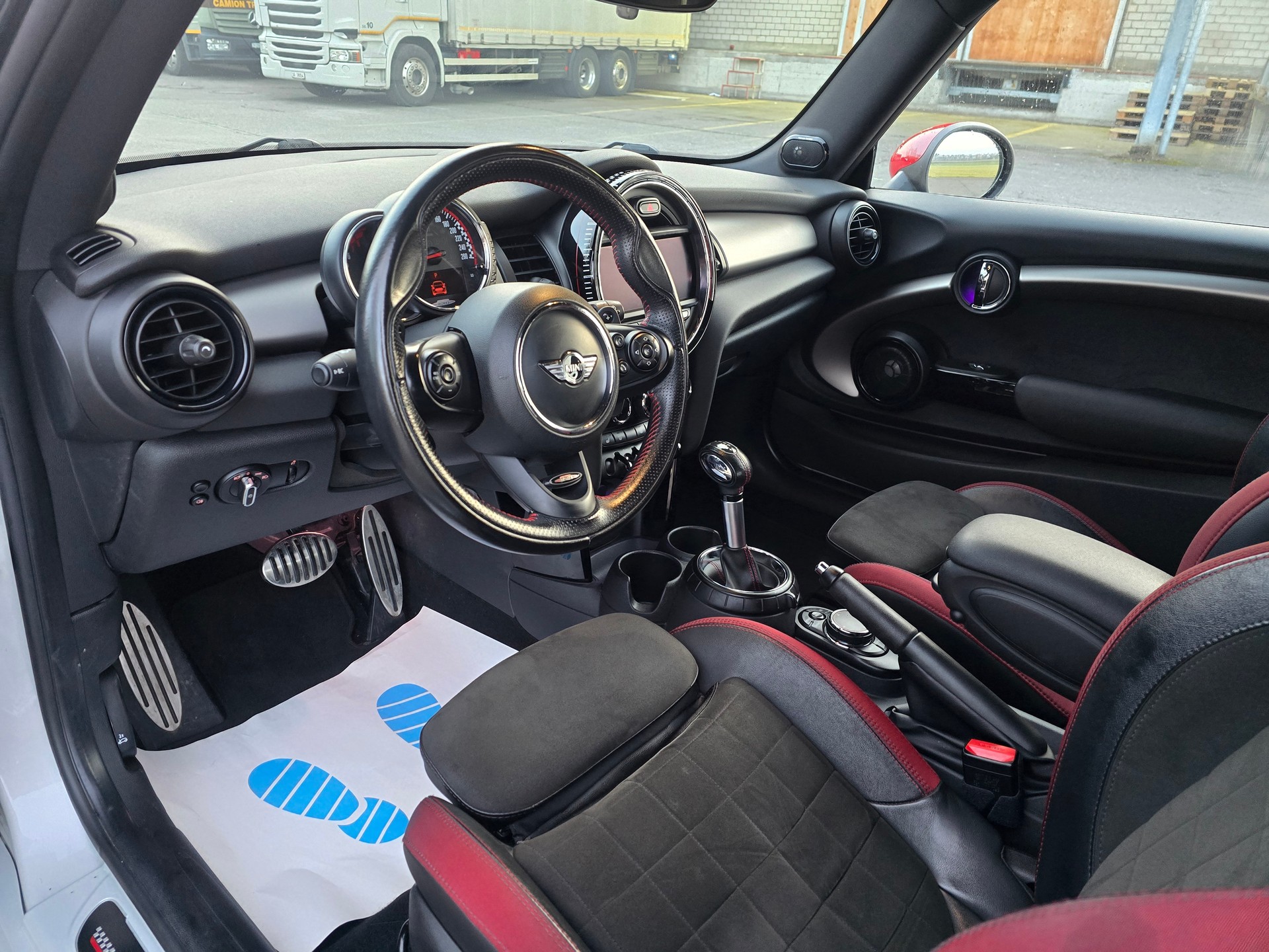 MINI Cooper John Cooper Works Steptronic-image-10
