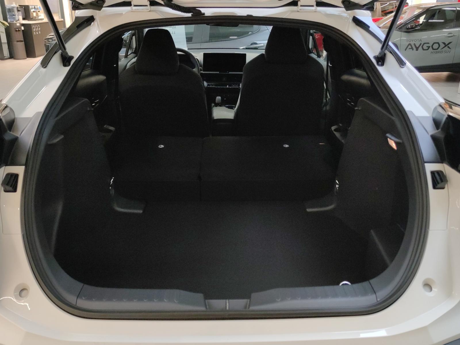 TOYOTA C-HR 1.8 HEV Swiss Edition-image-8