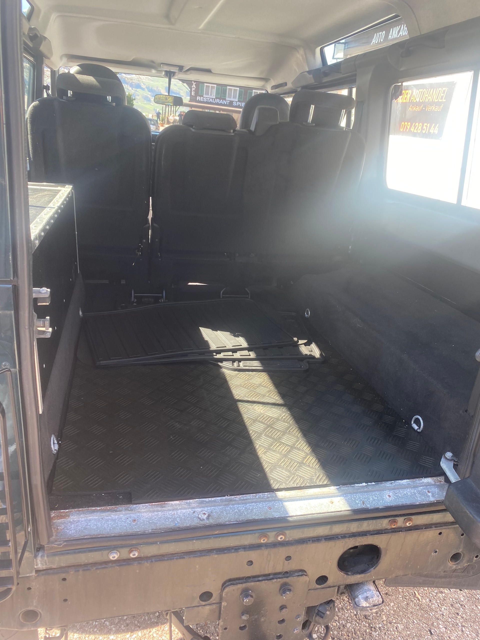 LAND ROVER Defender 110 2.4 Td4 Station Wagon-image-7