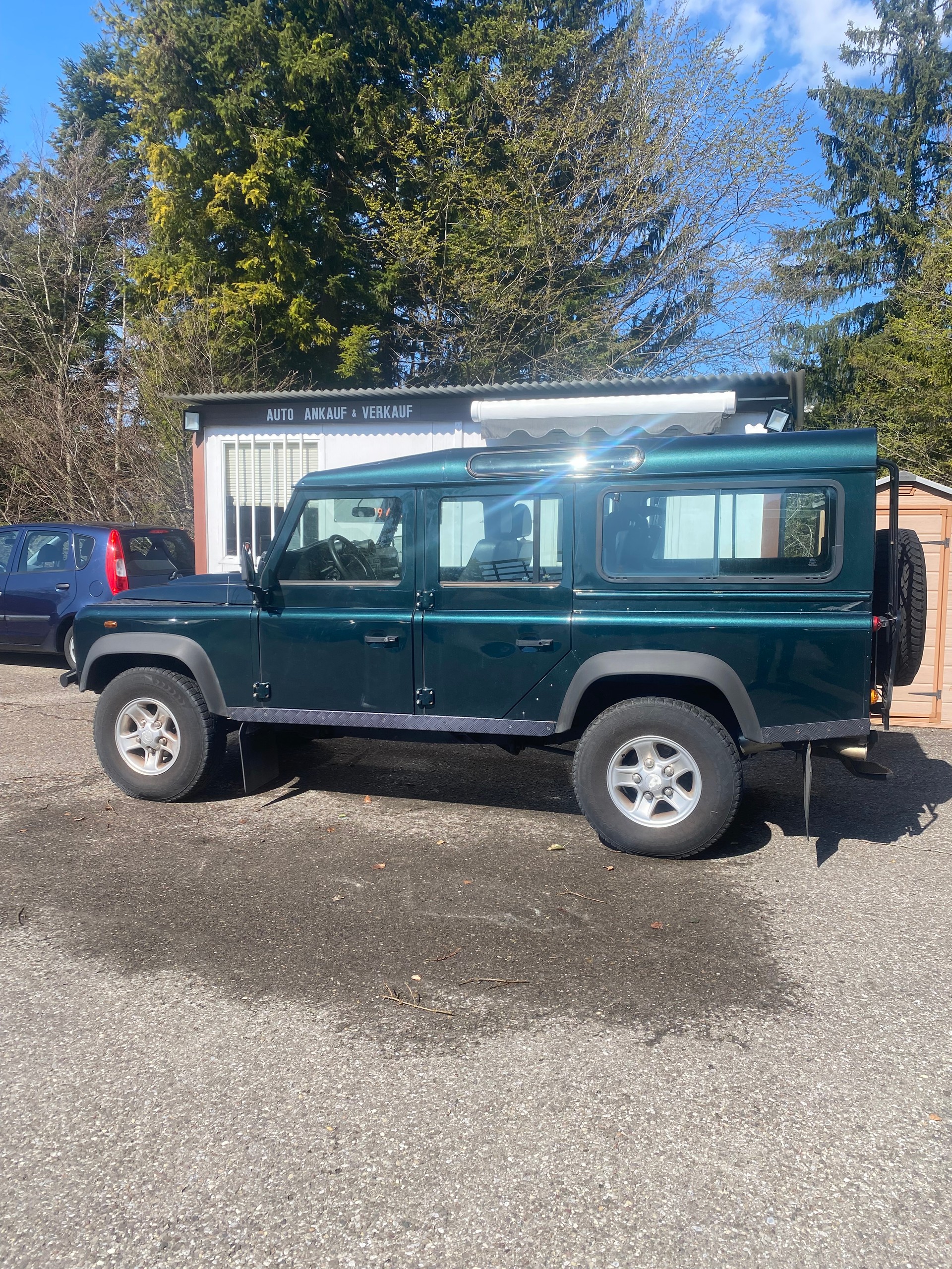 LAND ROVER Defender 110 2.4 Td4 Station Wagon-image-2