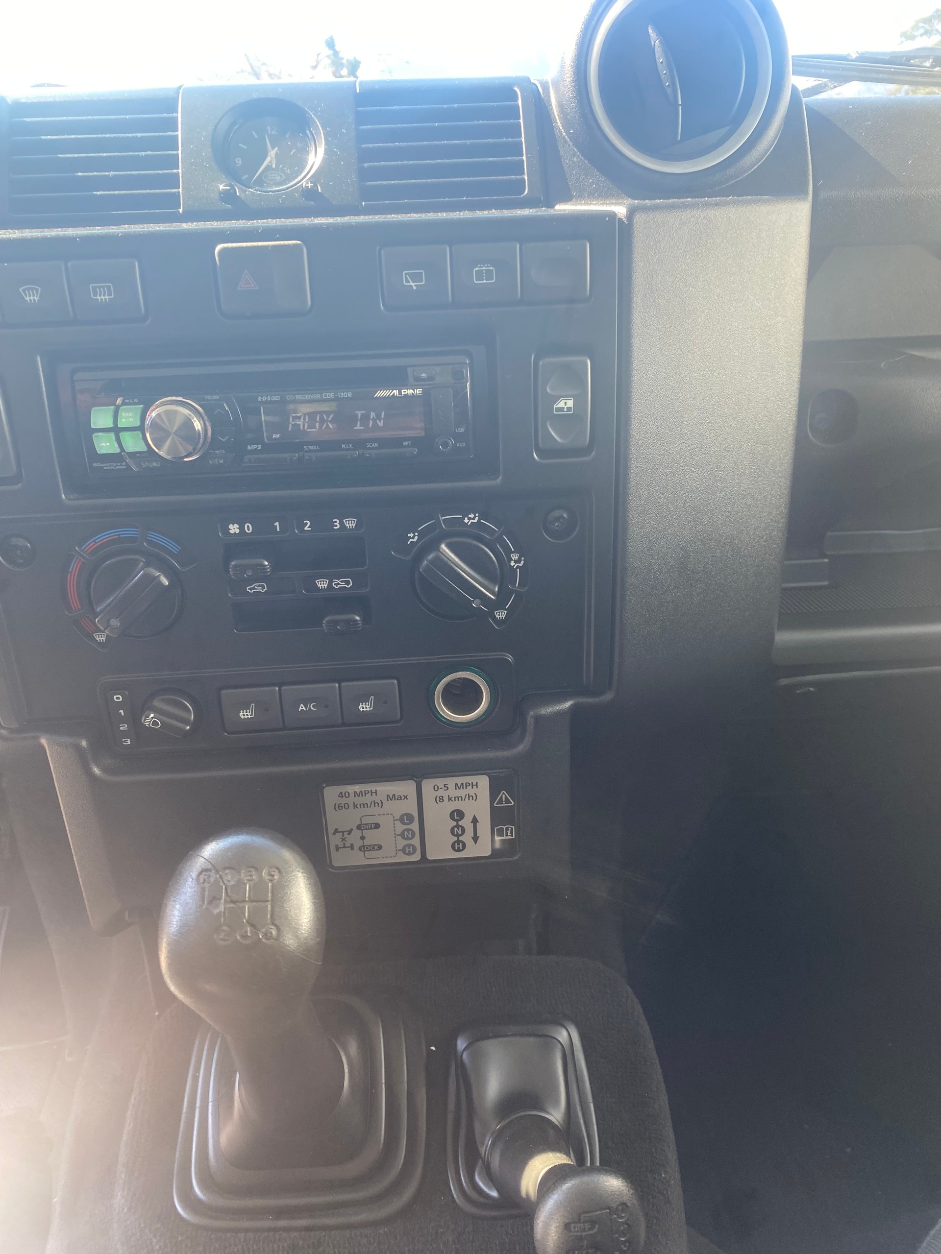 LAND ROVER Defender 110 2.4 Td4 Station Wagon-image-6