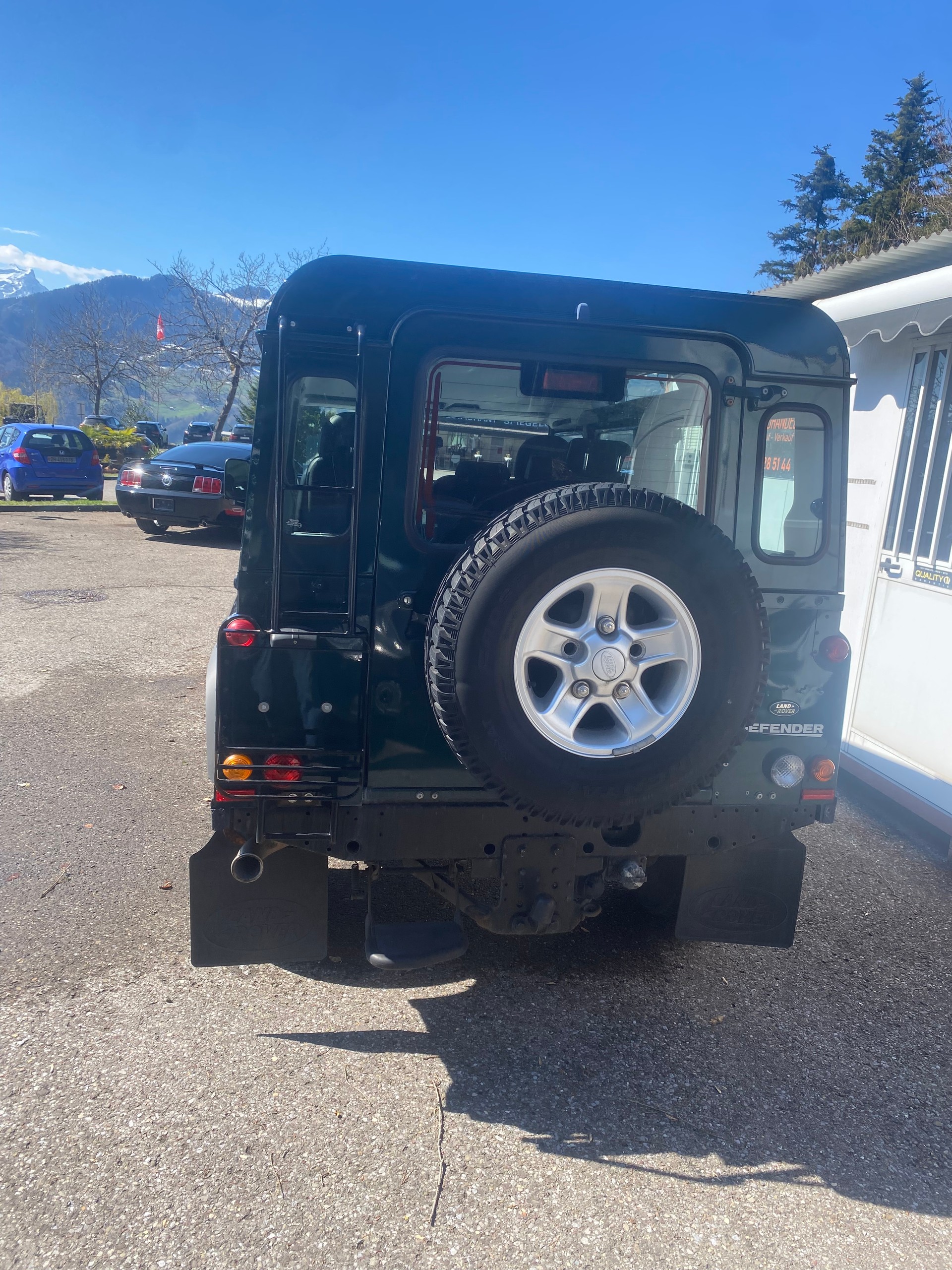 LAND ROVER Defender 110 2.4 Td4 Station Wagon-image-3