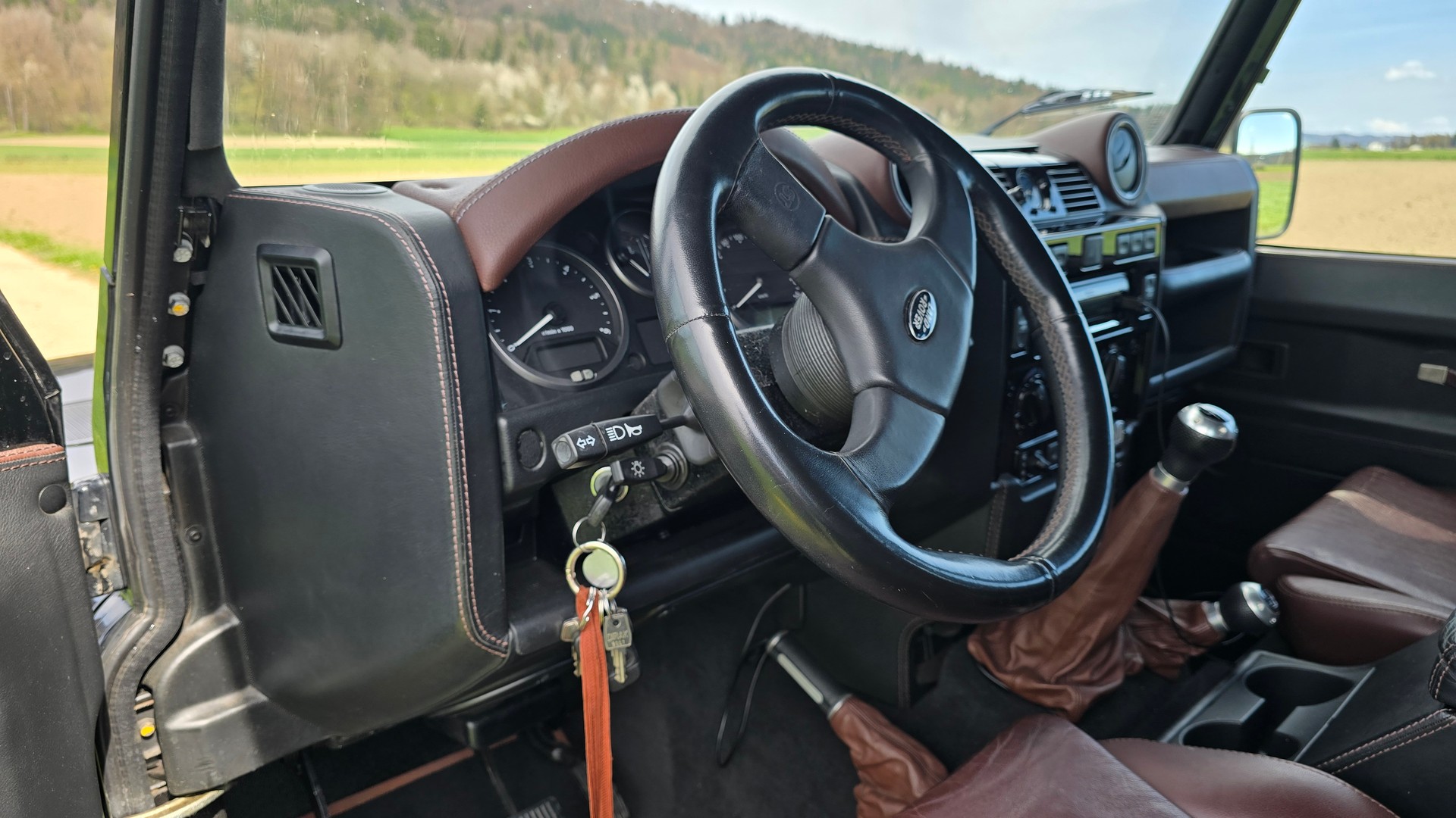 LAND ROVER Defender 110 SW 2.4Tdc Black Pearl-image-1