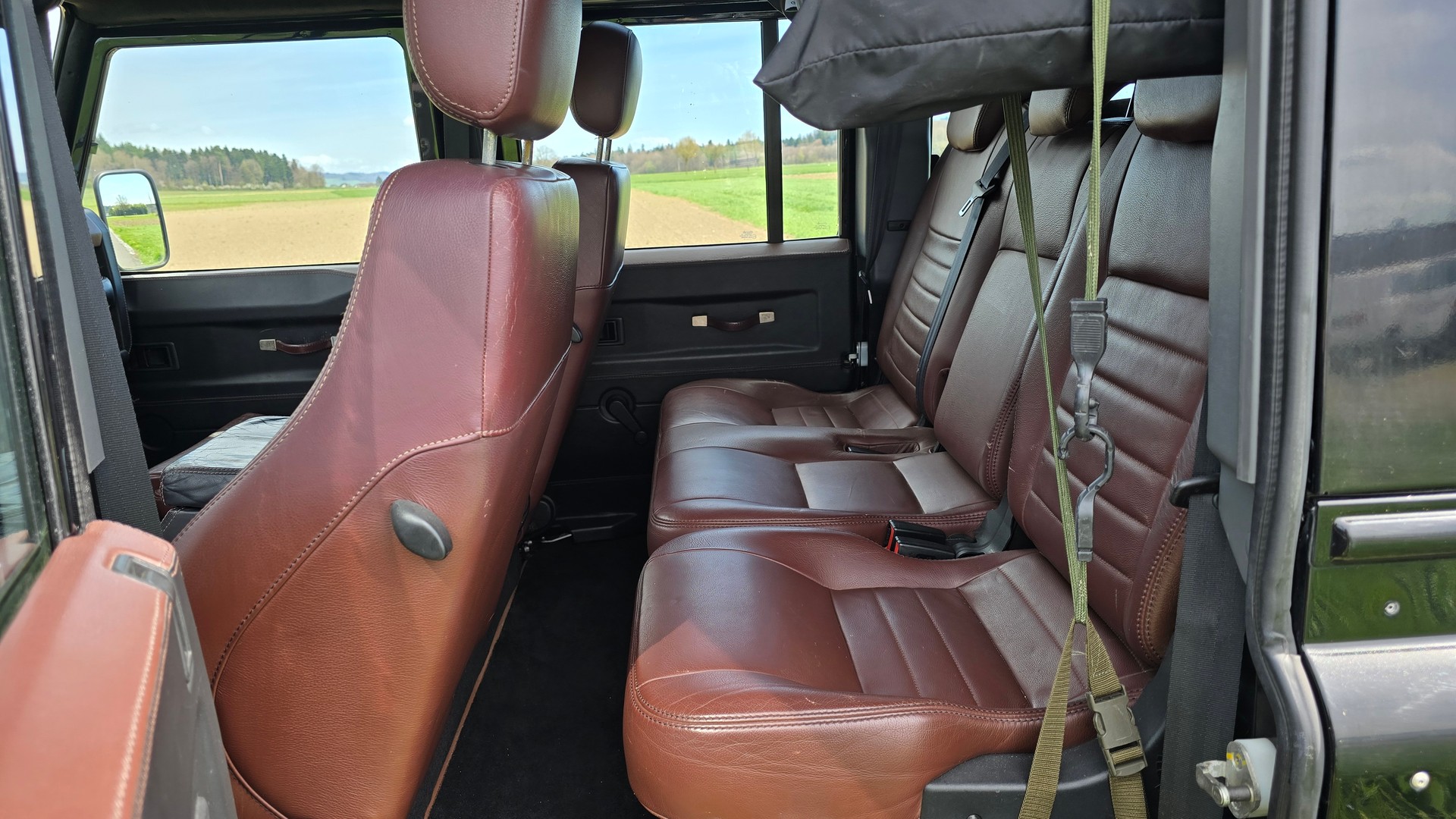 LAND ROVER Defender 110 SW 2.4Tdc Black Pearl-image-7