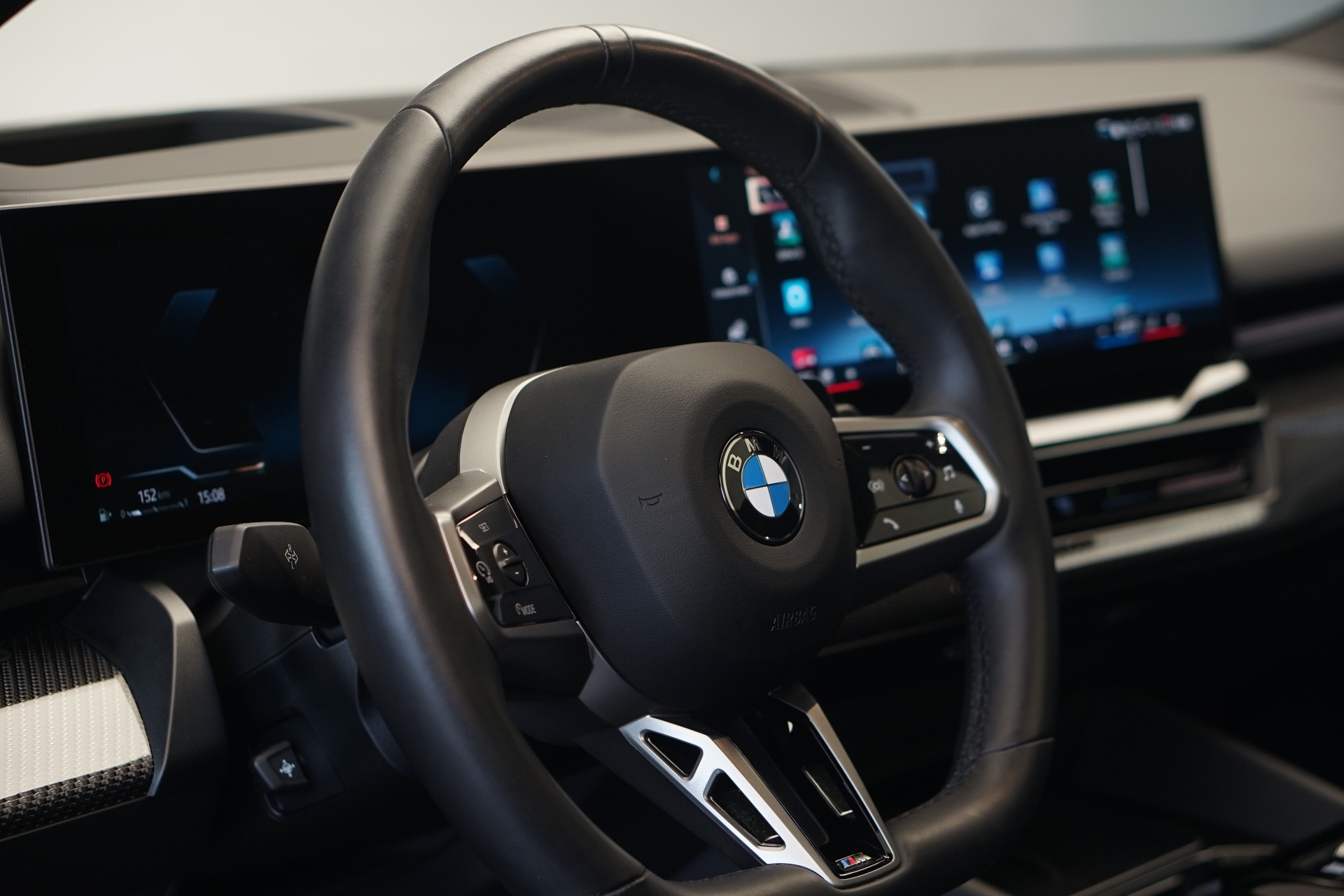 BMW 540d xDrive 48V Touring M Sport Steptronic *Panorama* *B&W* *AHK* *Carbon* *HuD*-image-31