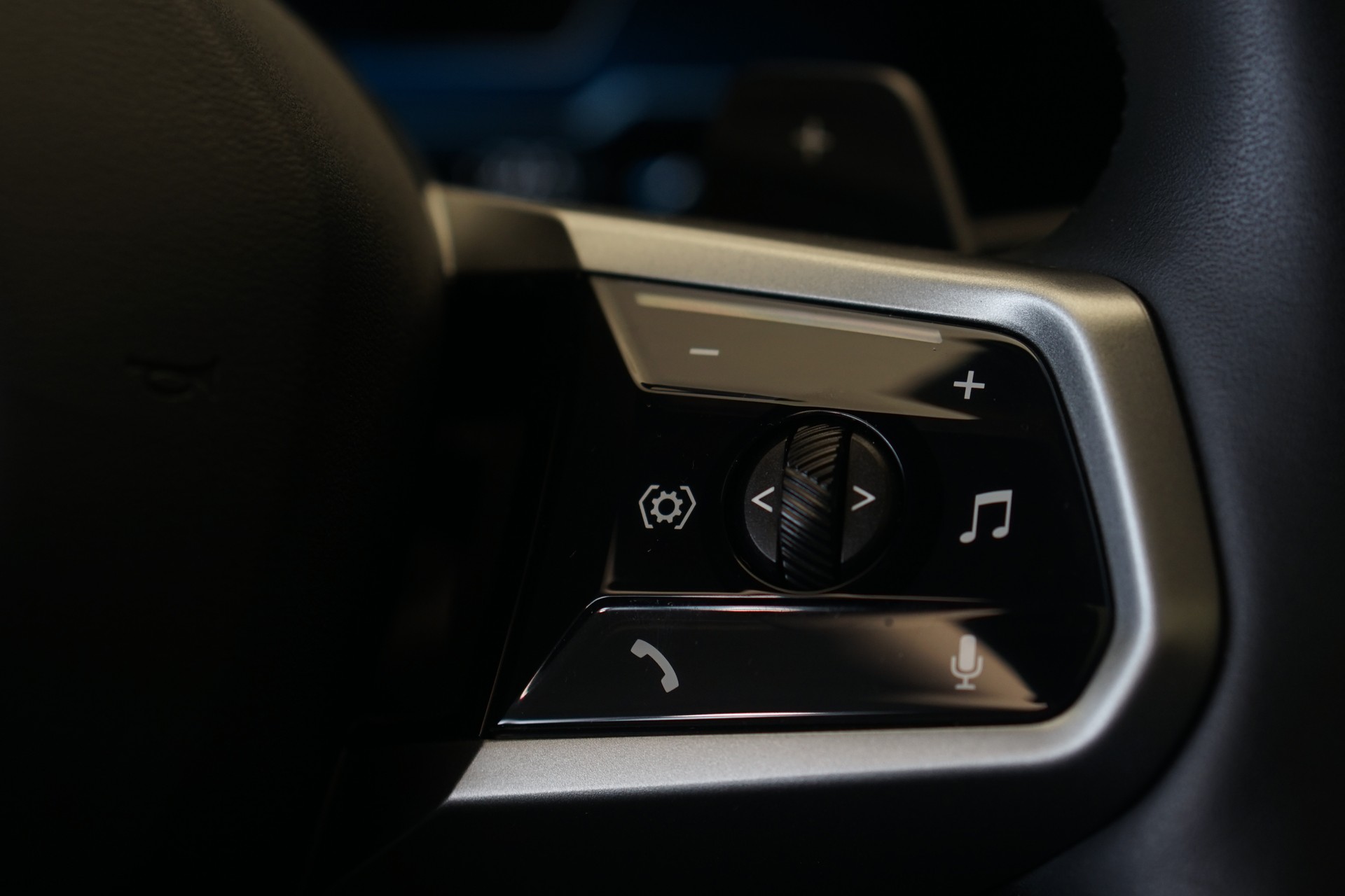 BMW 540d xDrive 48V Touring M Sport Steptronic *Panorama* *B&W* *AHK* *Carbon* *HuD*-image-36