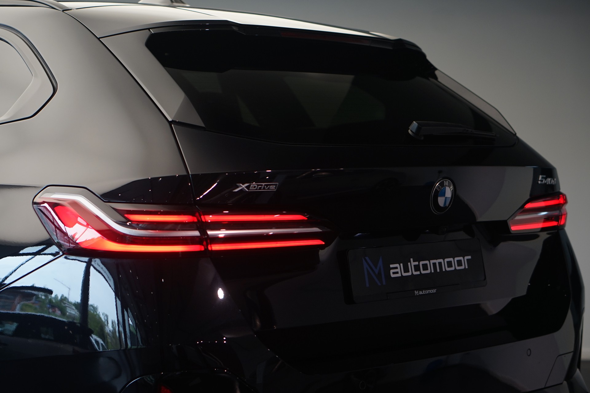 BMW 540d xDrive 48V Touring M Sport Steptronic *Panorama* *B&W* *AHK* *Carbon* *HuD*-image-45