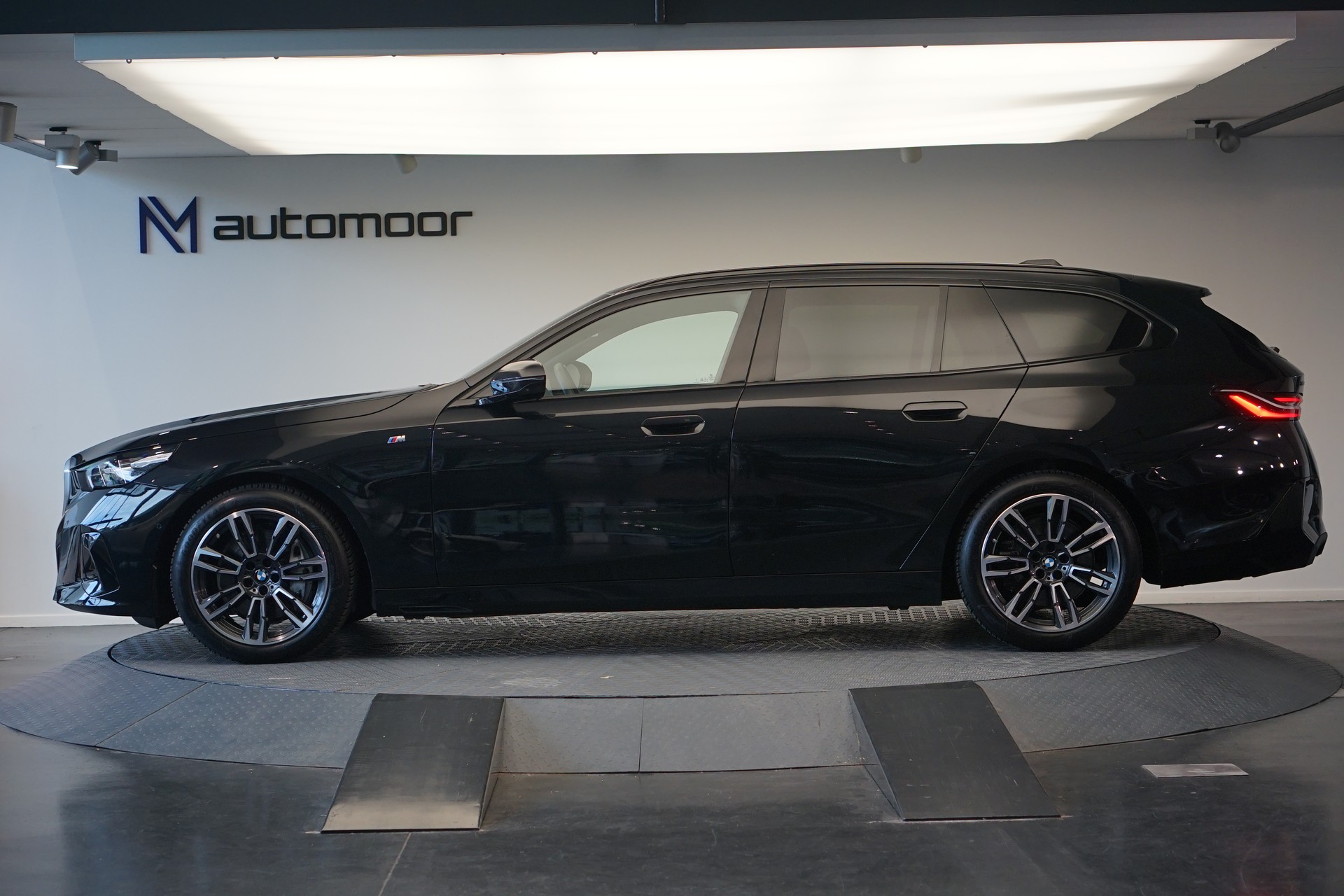 BMW 540d xDrive 48V Touring M Sport Steptronic *Panorama* *B&W* *AHK* *Carbon* *HuD*-image-7